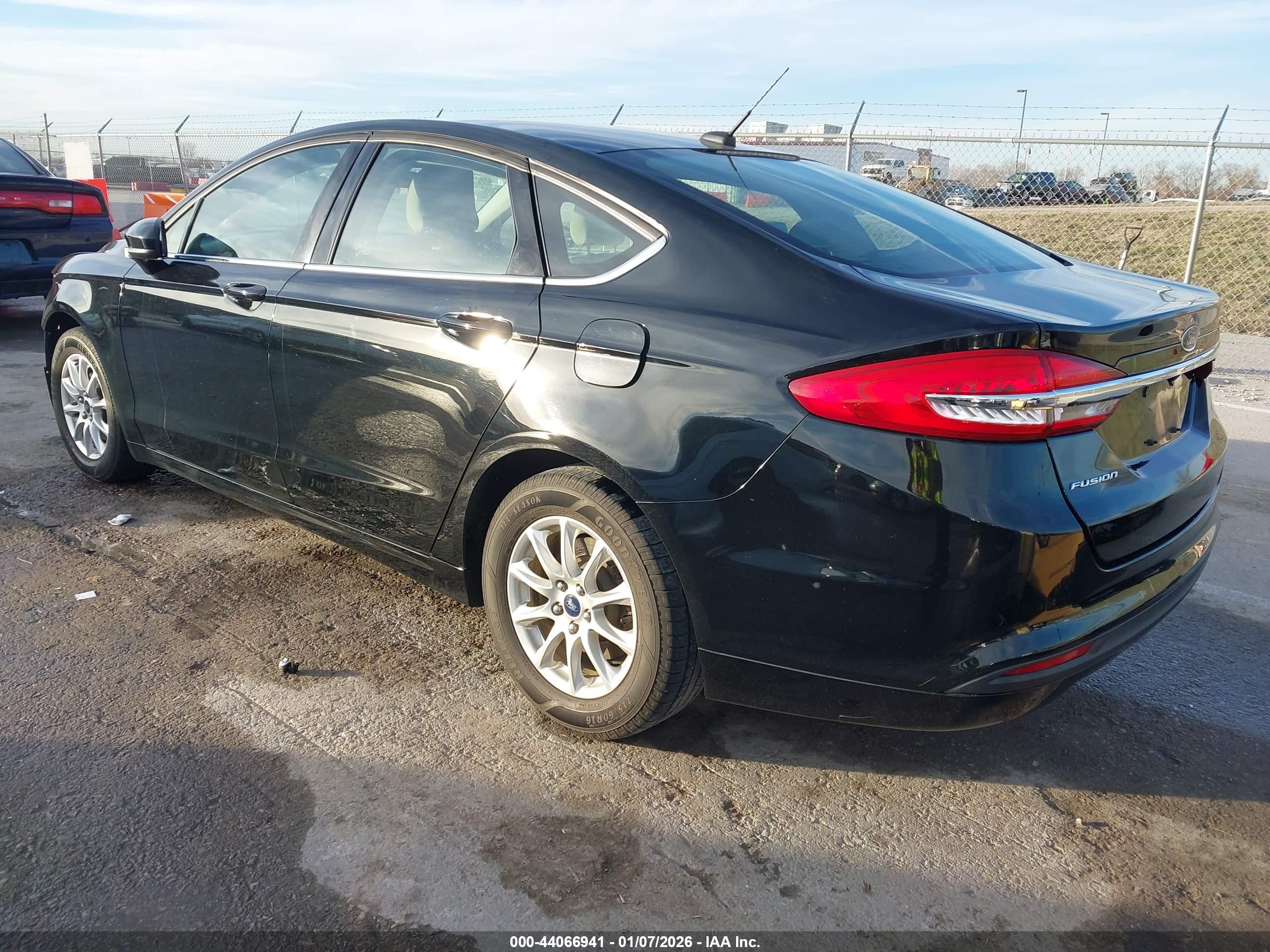 FORD FUSION image 3
