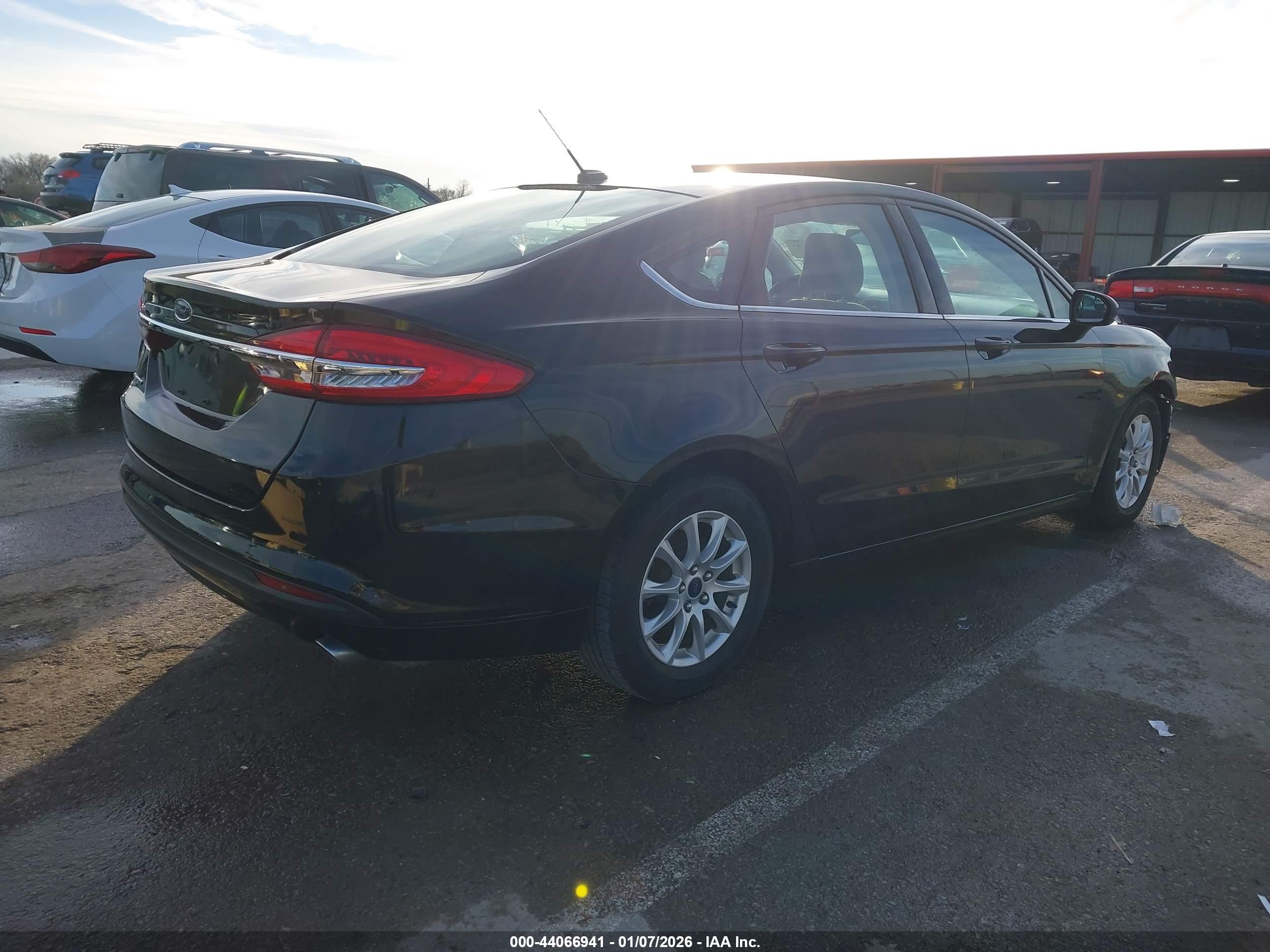 FORD FUSION image 4