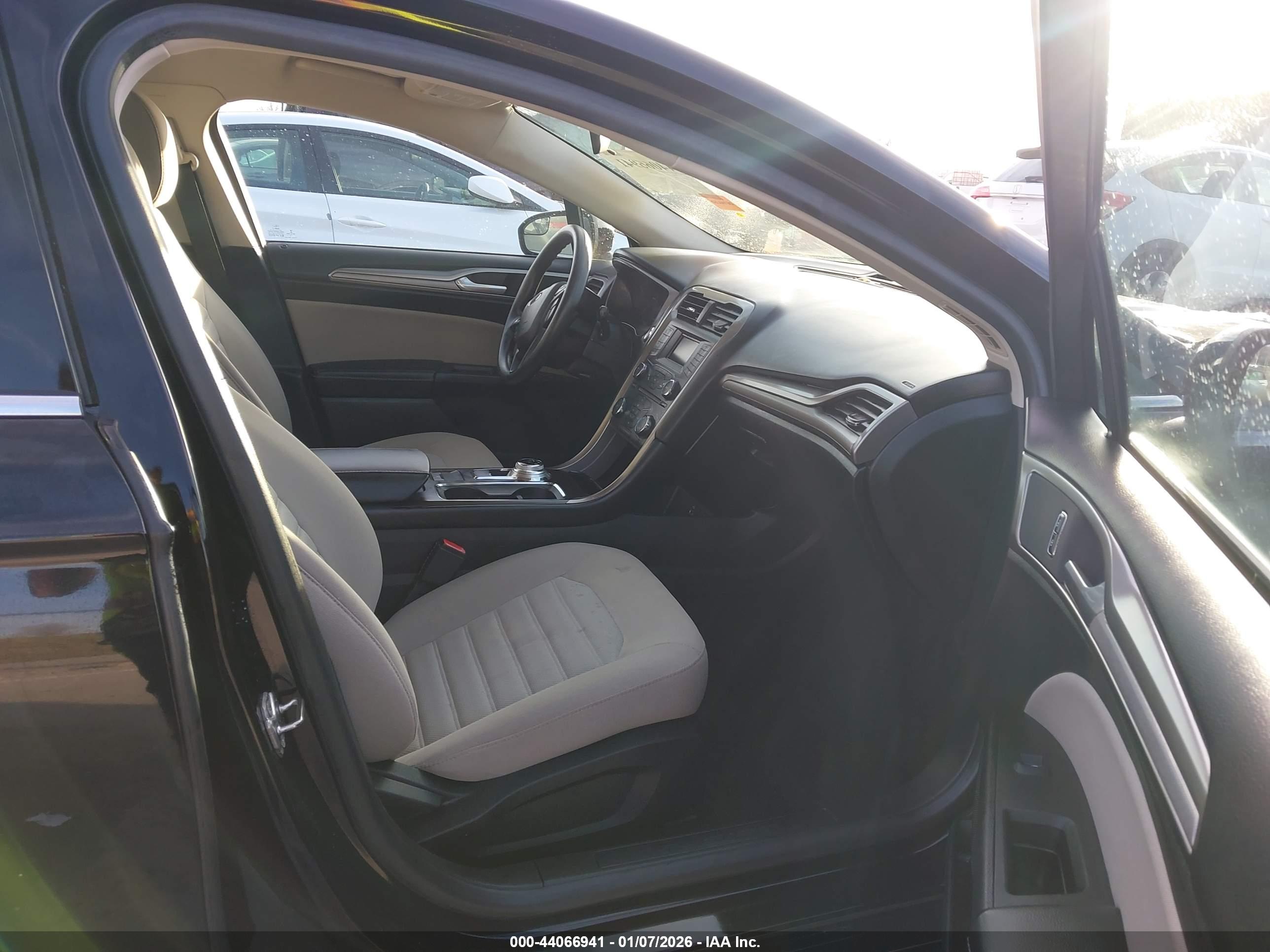 FORD FUSION image 5
