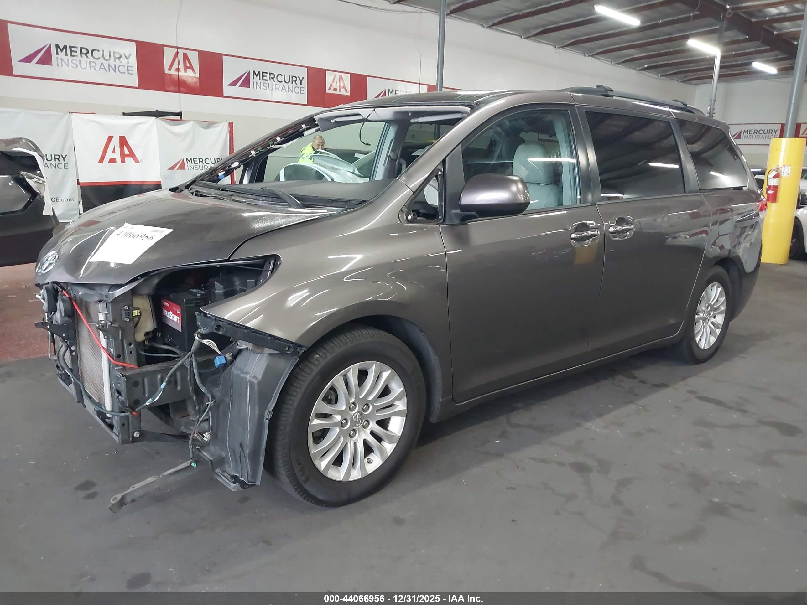 TOYOTA SIENNA image 2