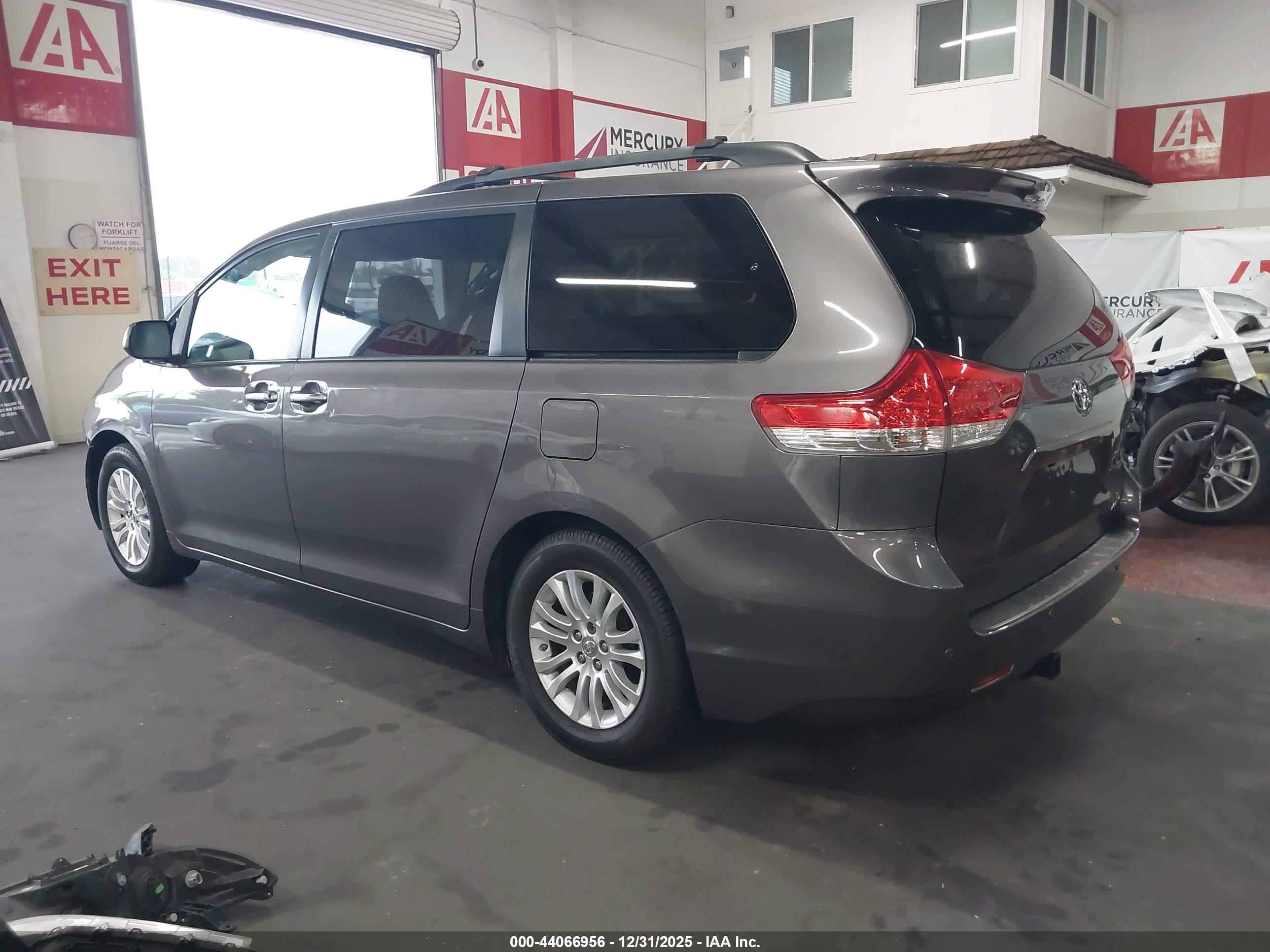 TOYOTA SIENNA image 3