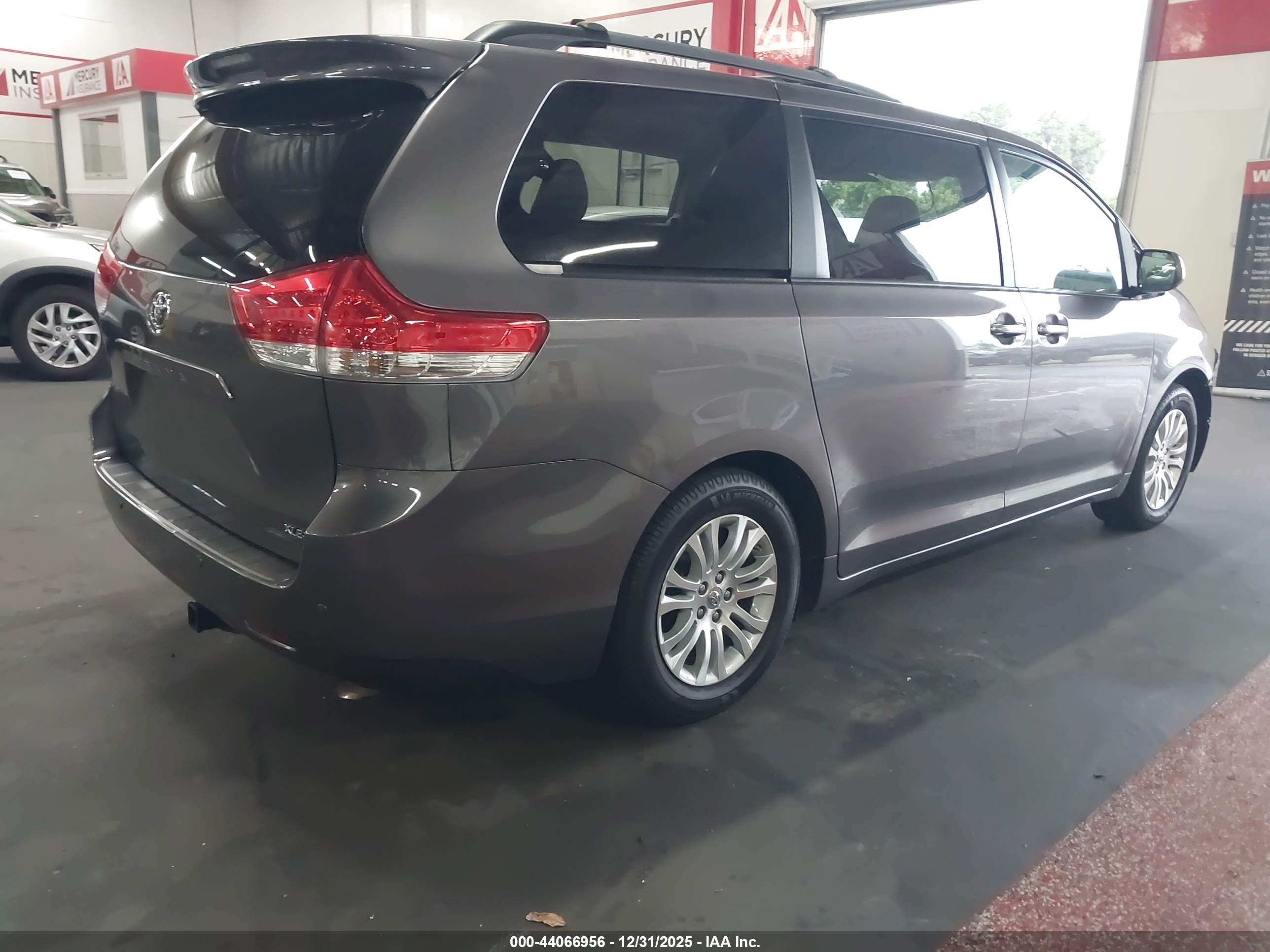 TOYOTA SIENNA image 4