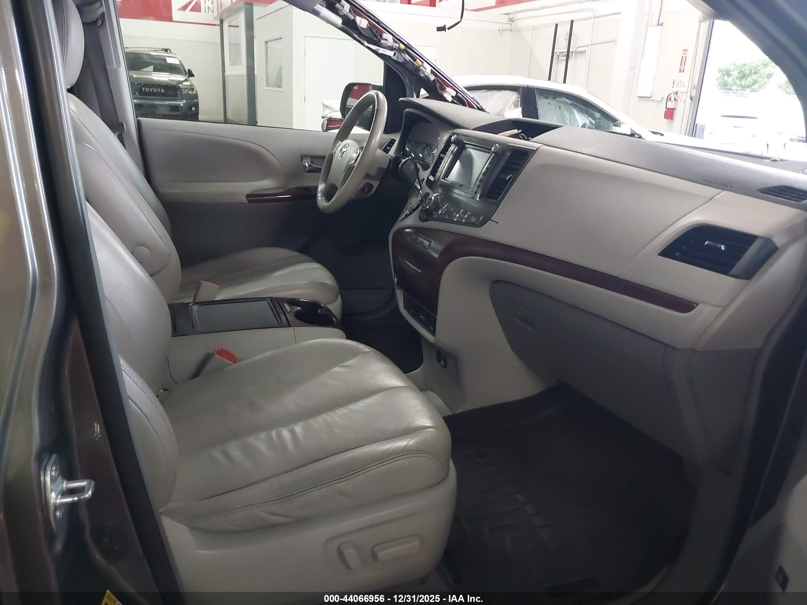 TOYOTA SIENNA image 5