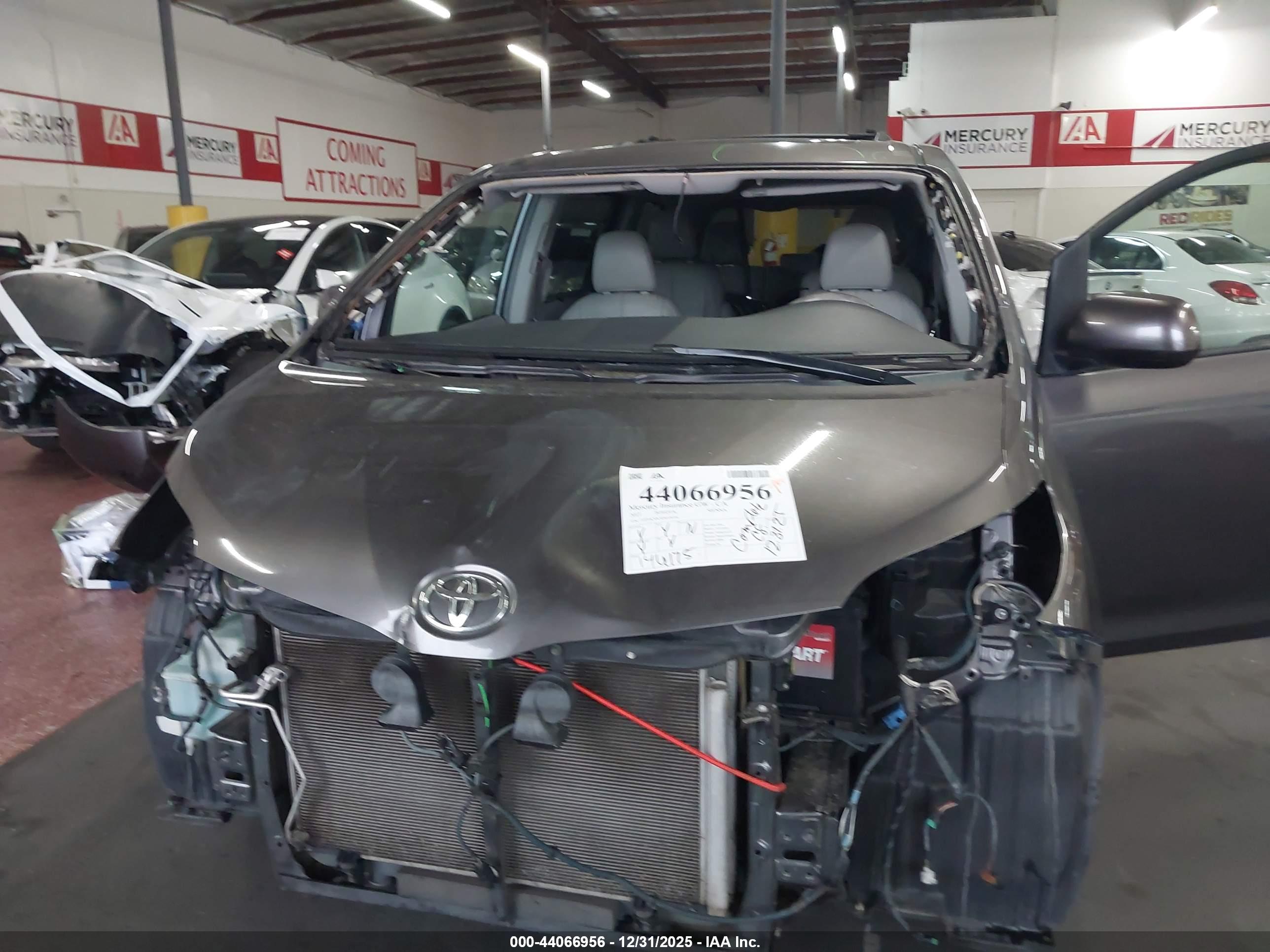 TOYOTA SIENNA image 6