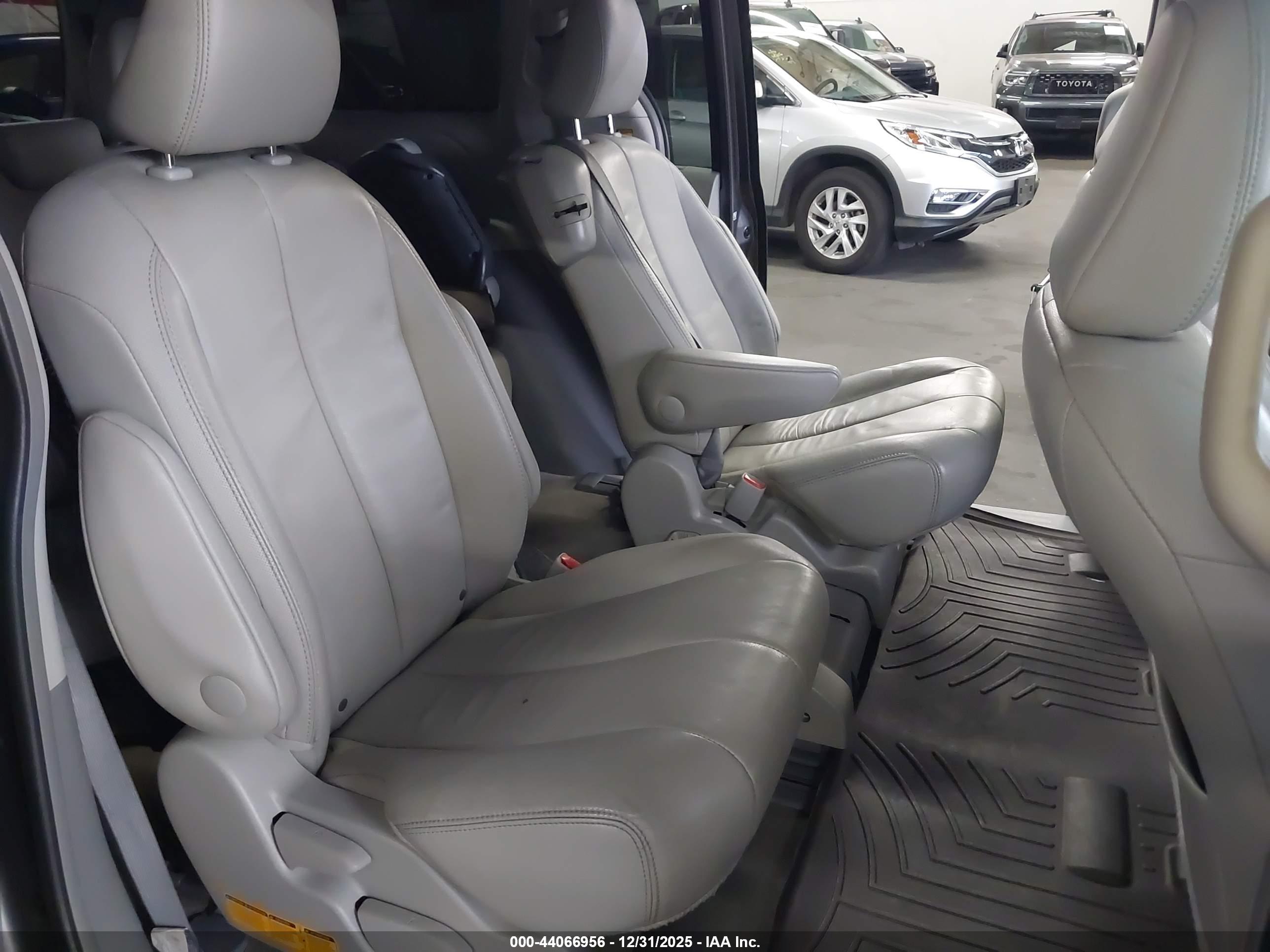 TOYOTA SIENNA image 8