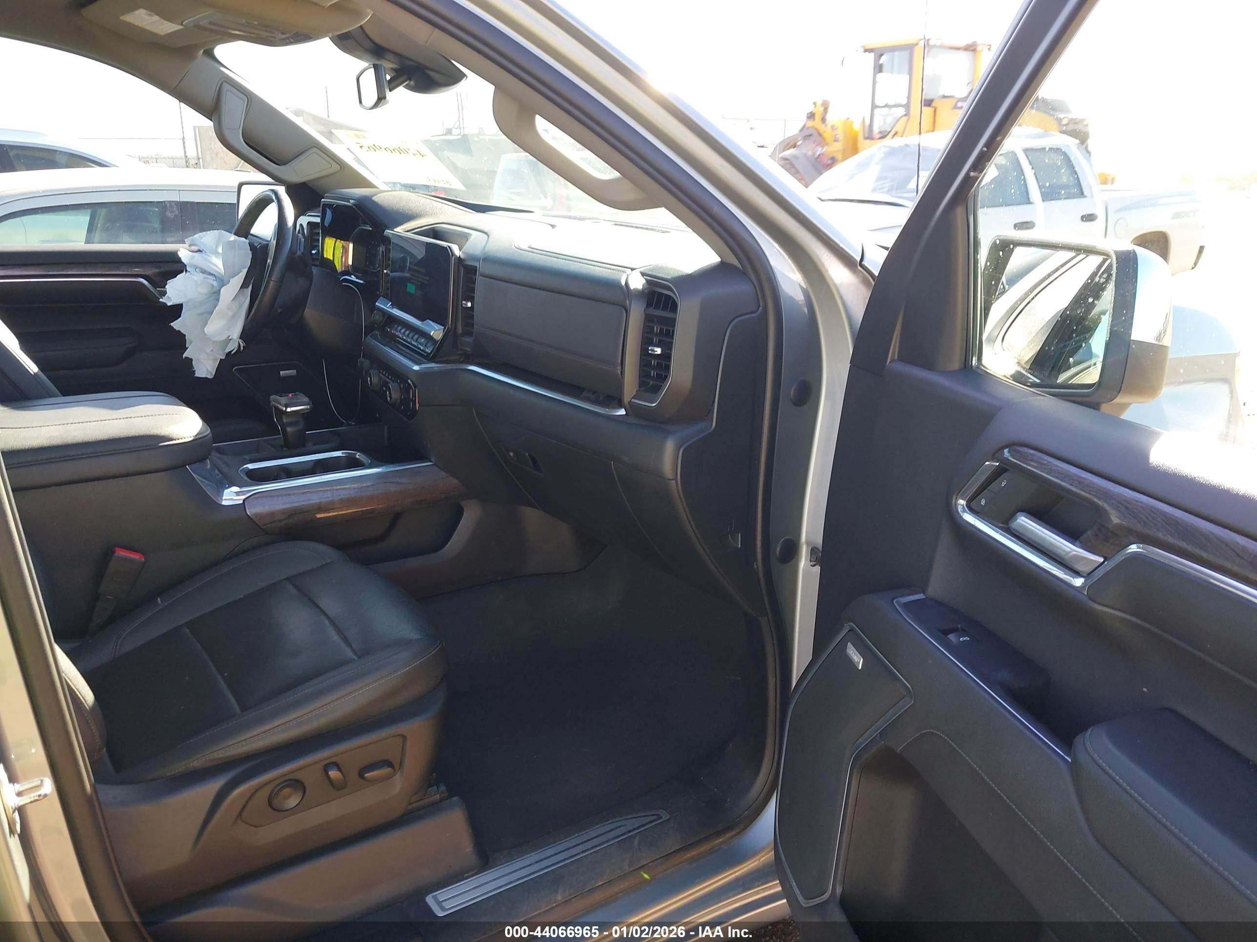 CHEVROLET SILVERADO image 5