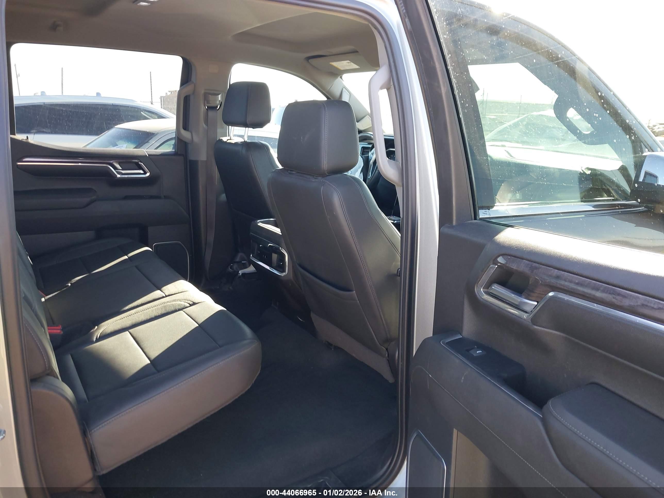 CHEVROLET SILVERADO image 8