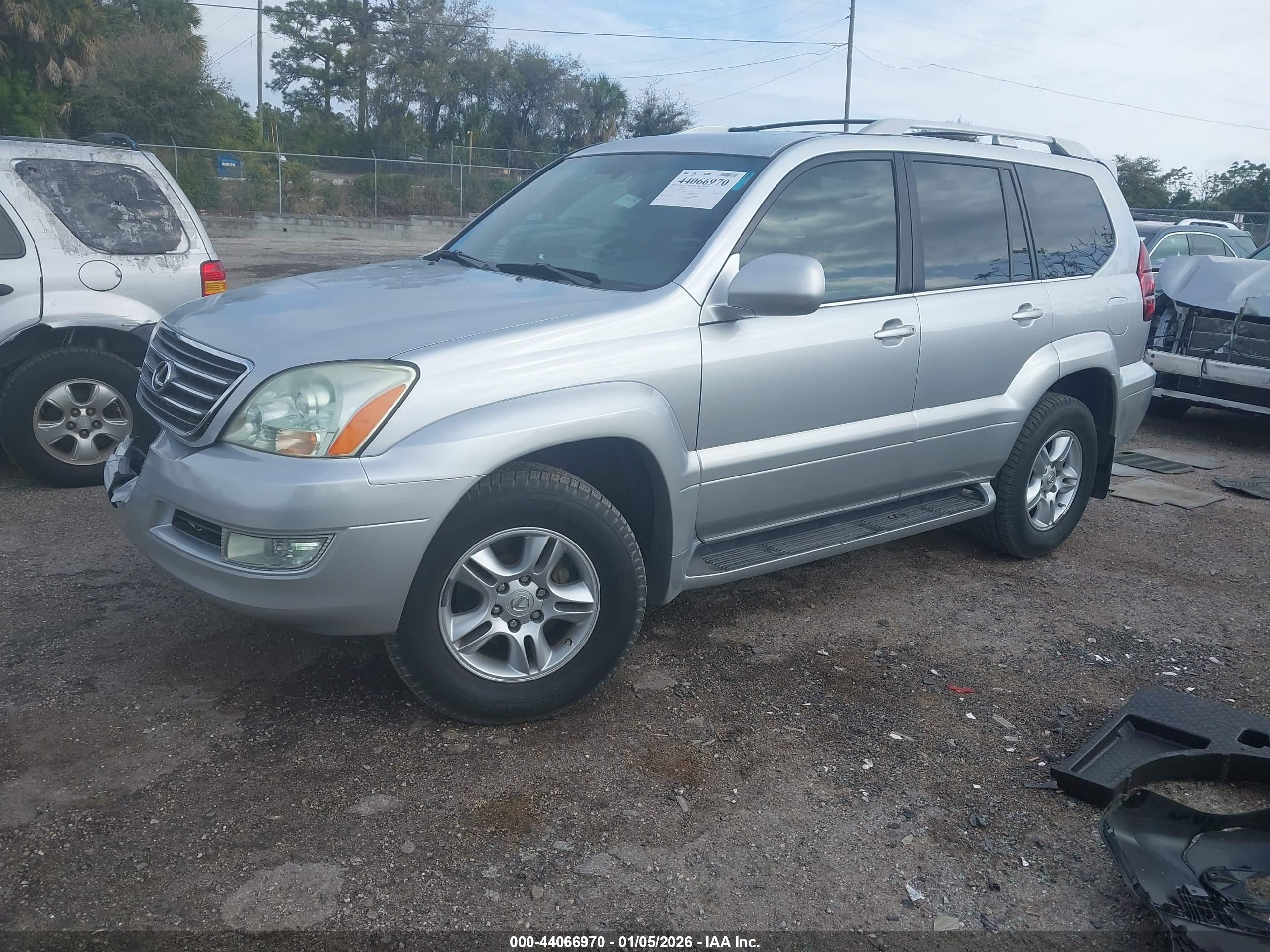 LEXUS GX image 2
