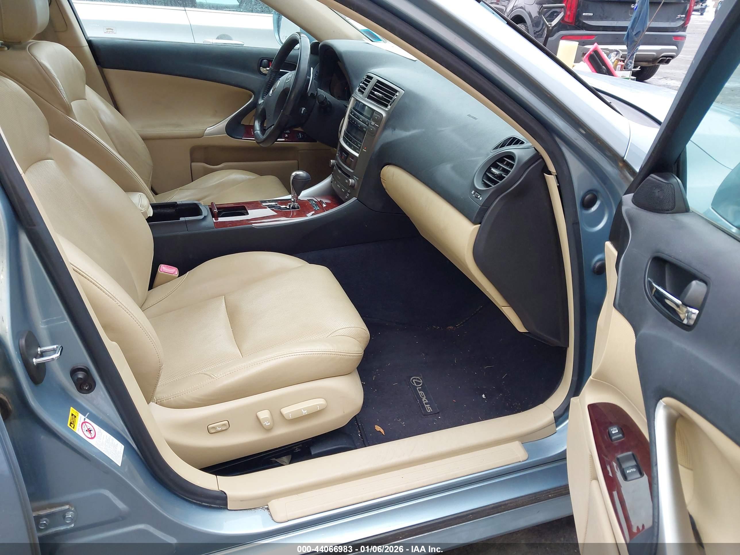 LEXUS IS image 5