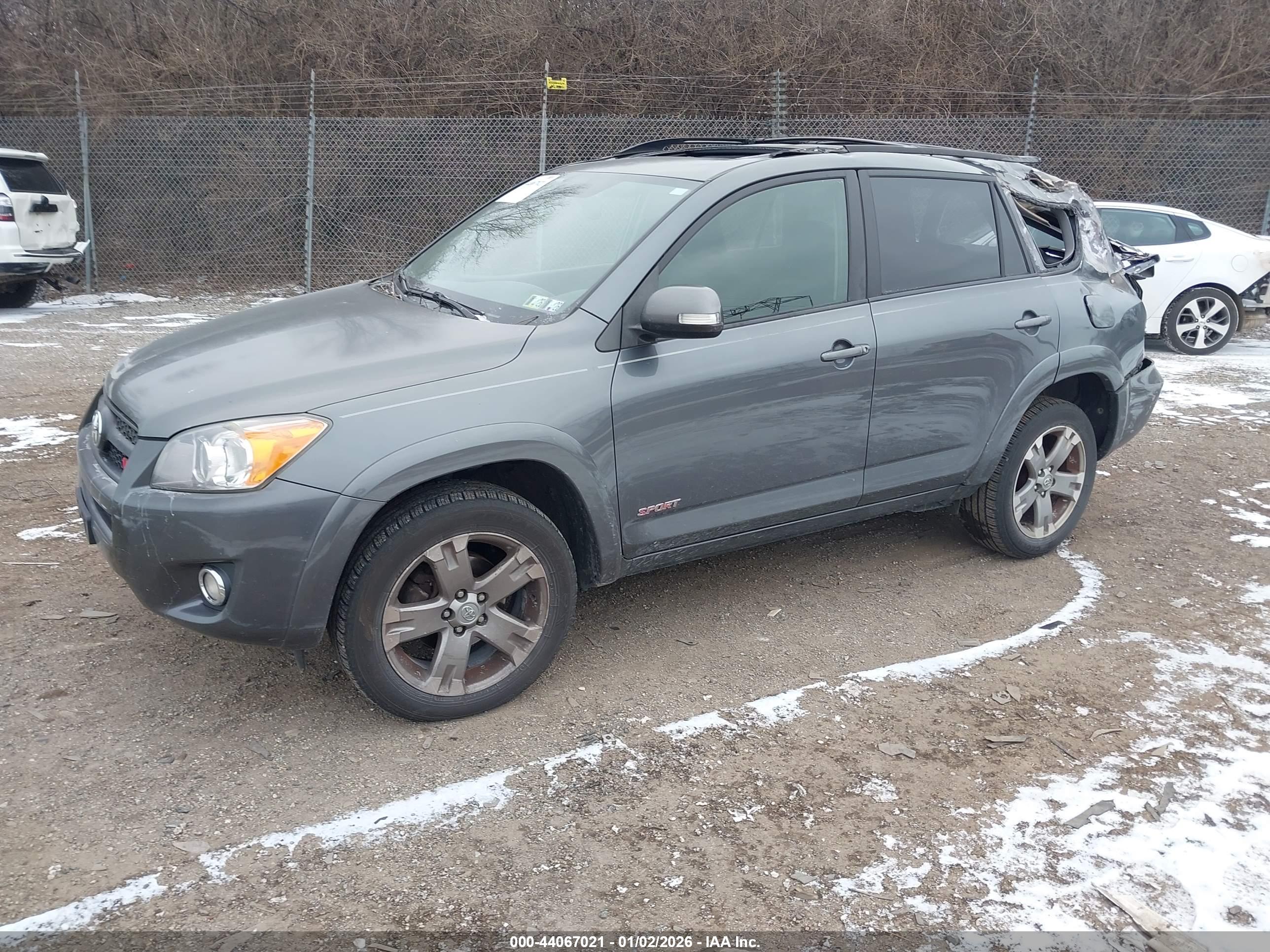 TOYOTA RAV4 image 2