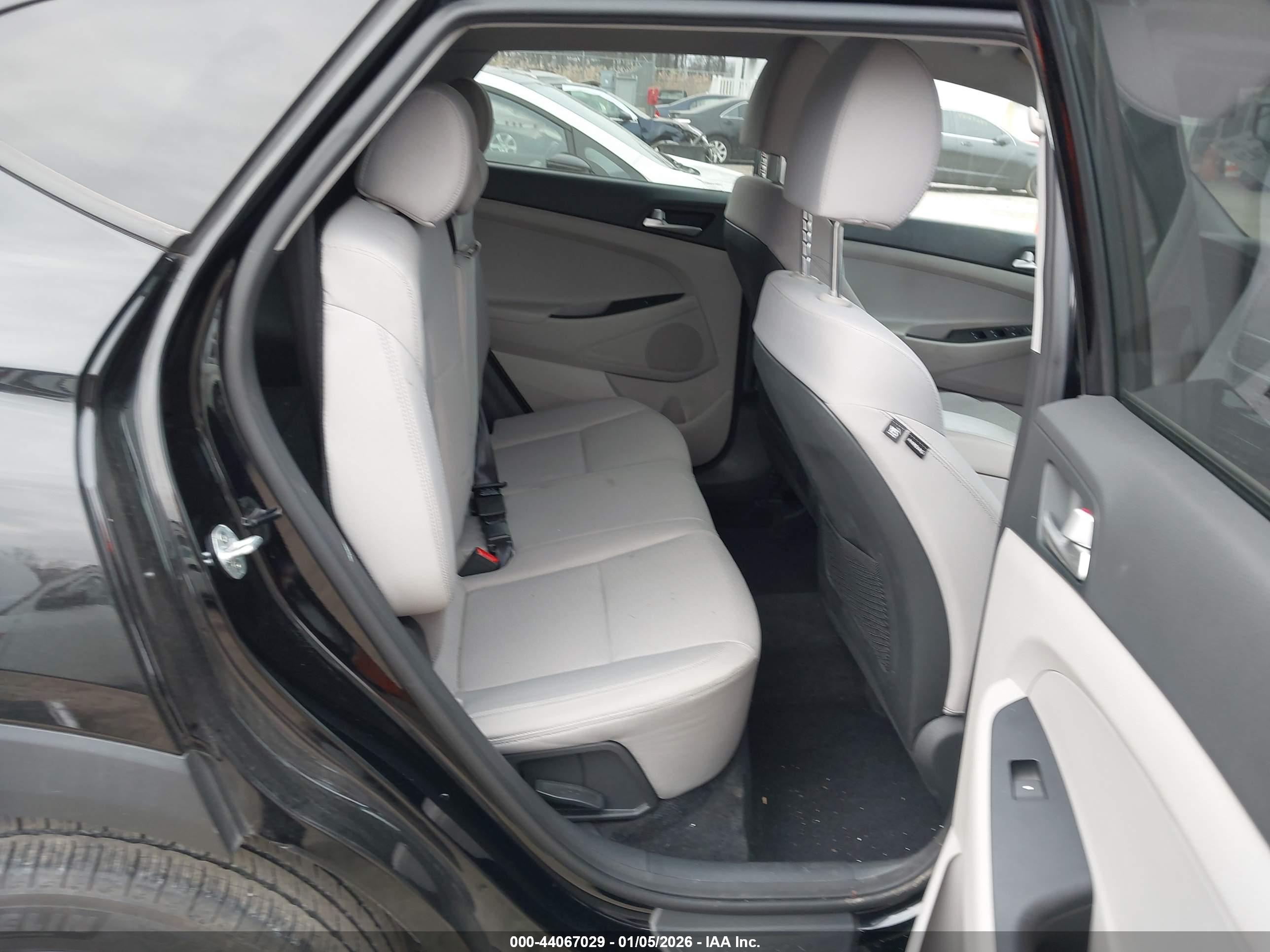 HYUNDAI TUCSON image 8