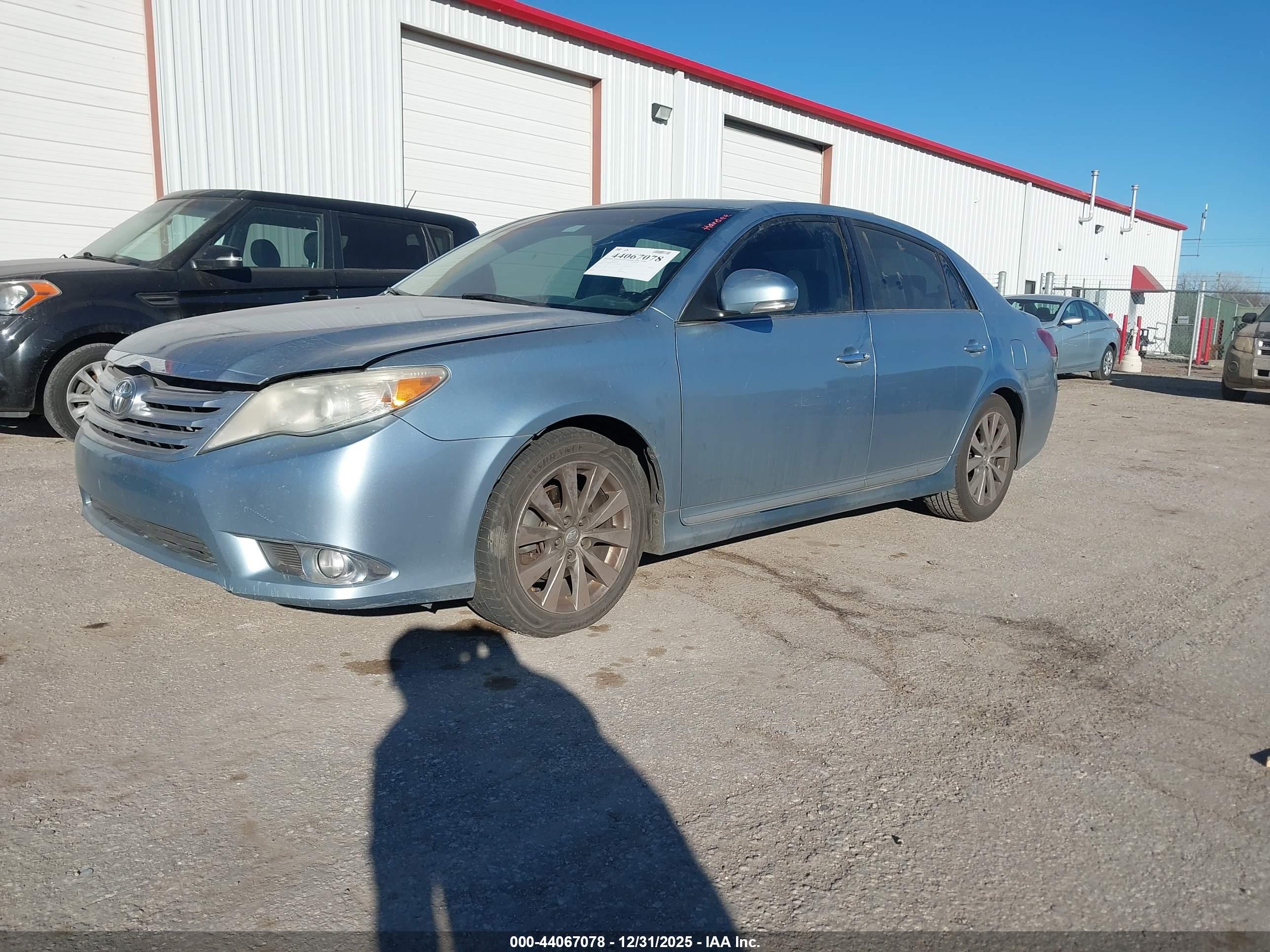 TOYOTA AVALON image 2