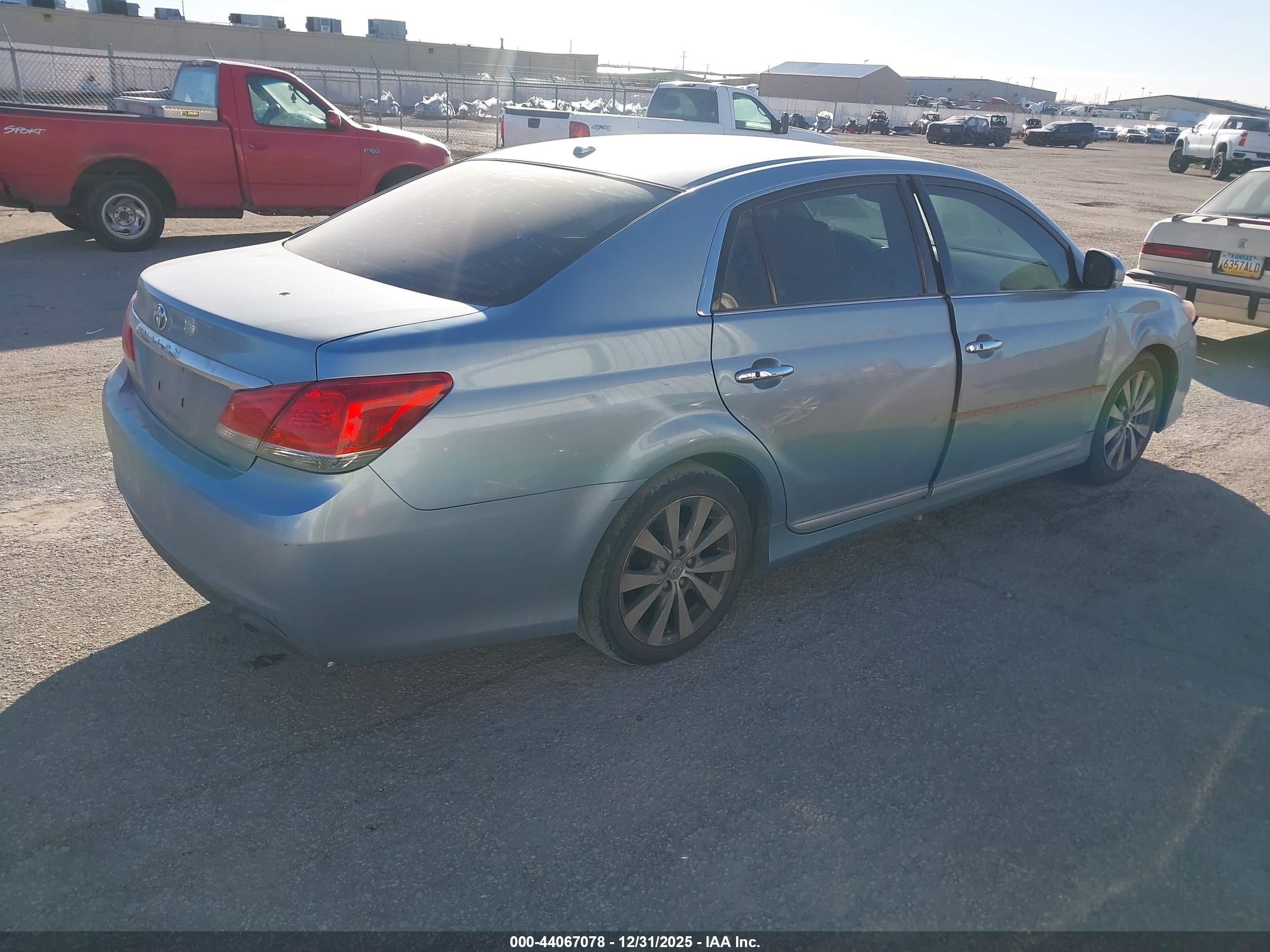 TOYOTA AVALON image 4