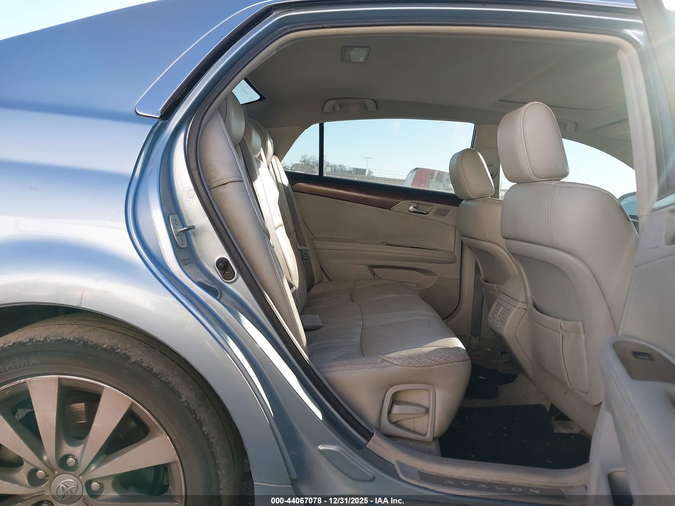 TOYOTA AVALON image 8