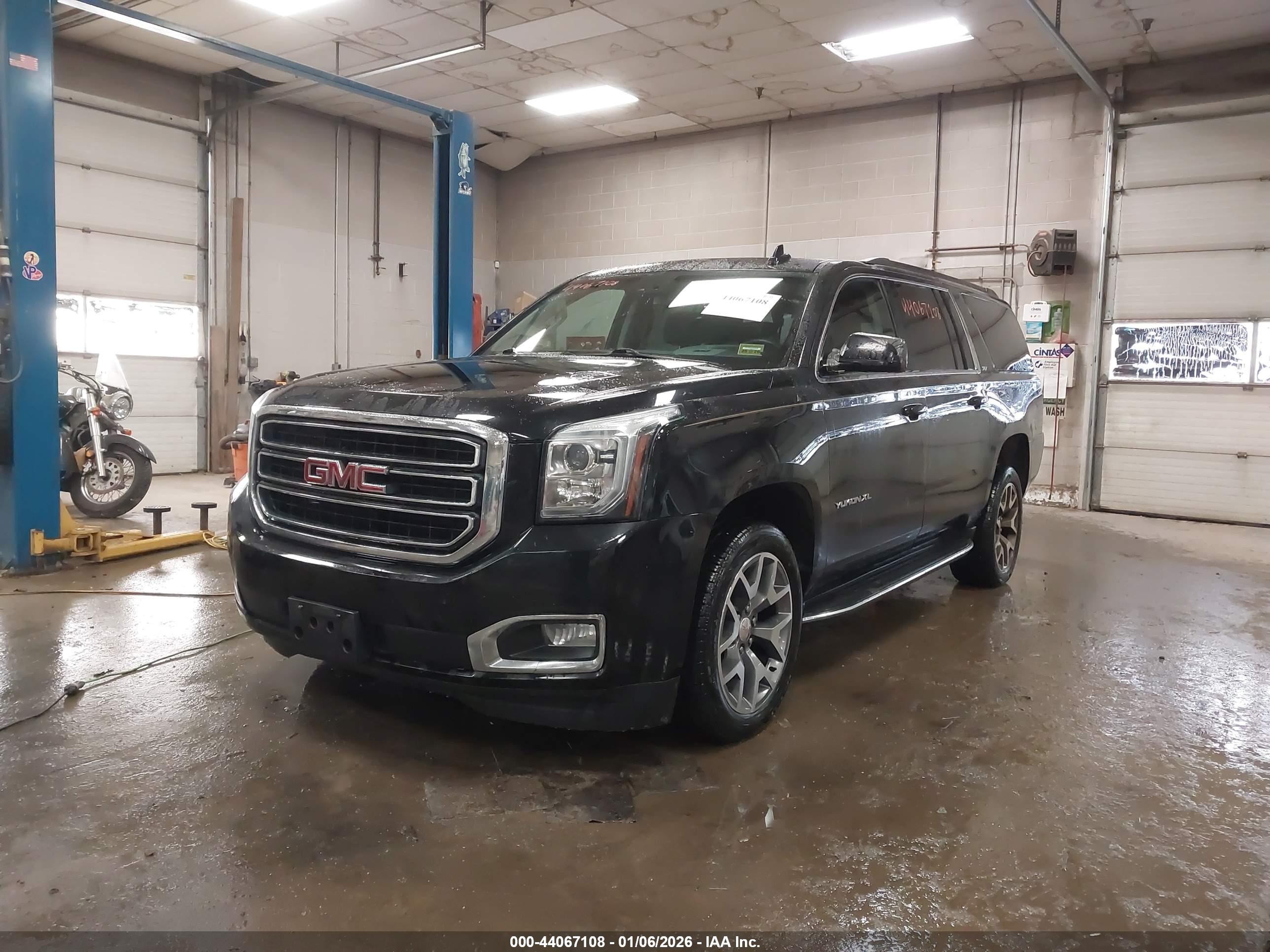 GMC YUKON image 2