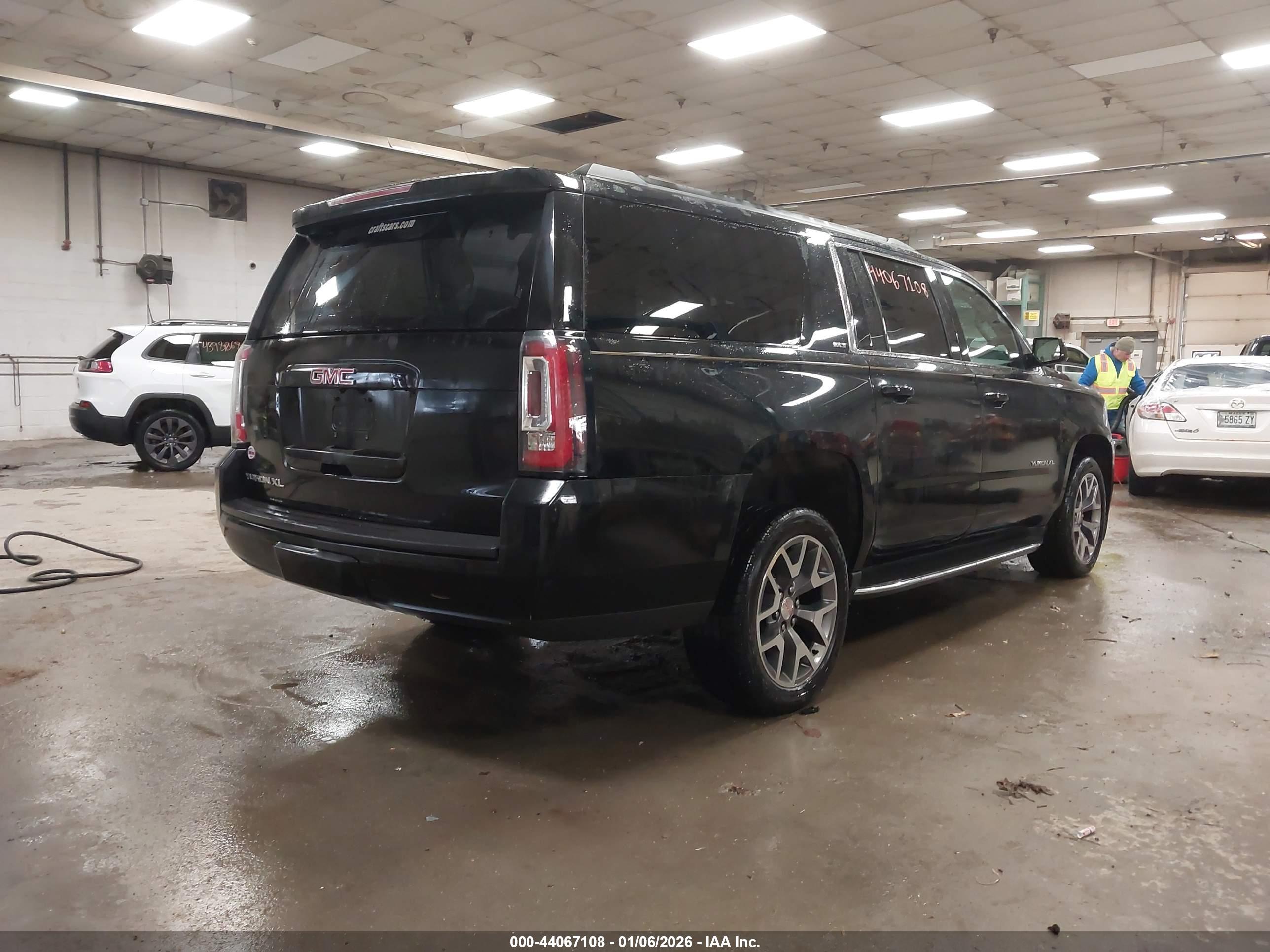 GMC YUKON image 4