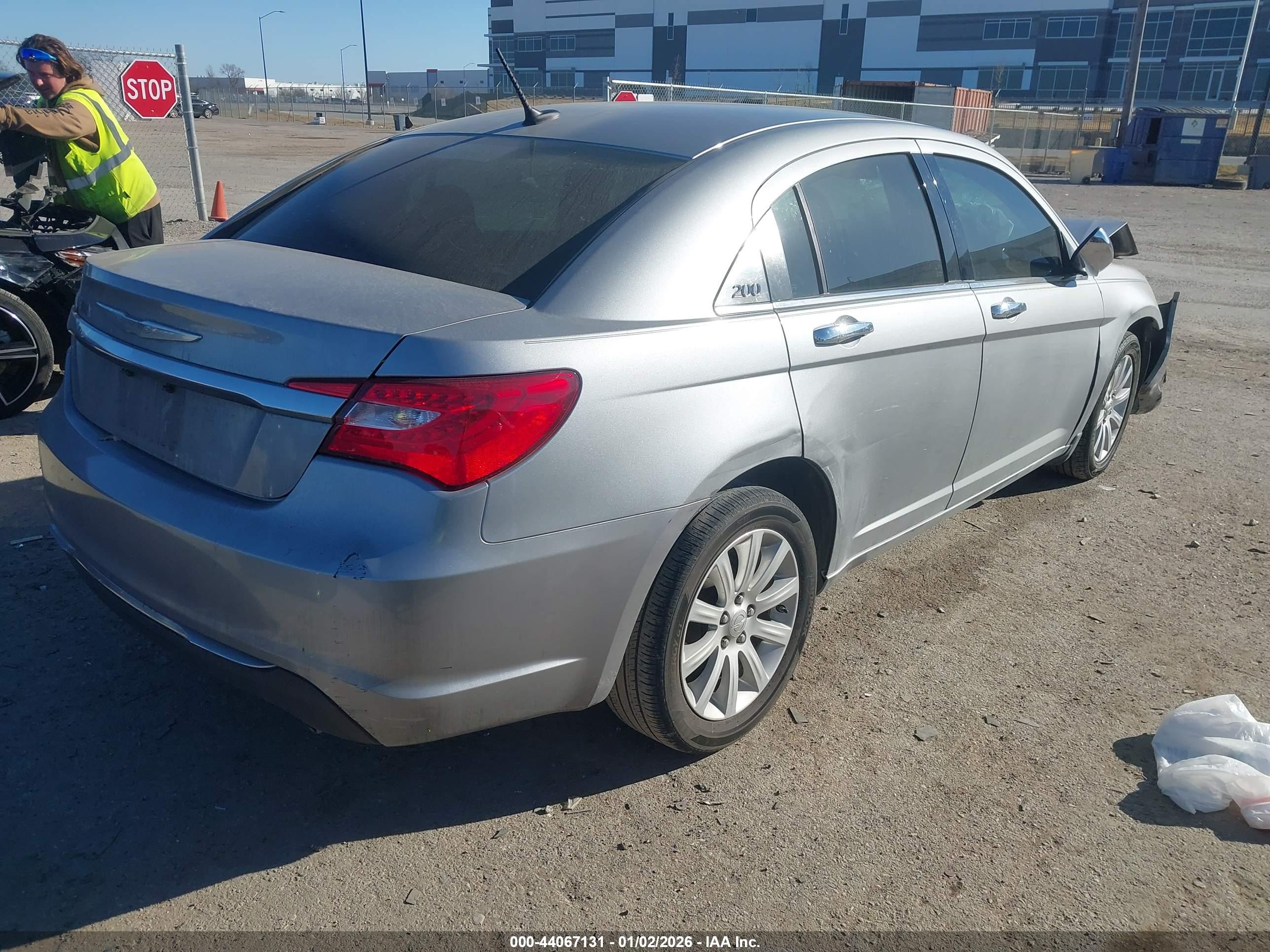 CHRYSLER 200 image 4