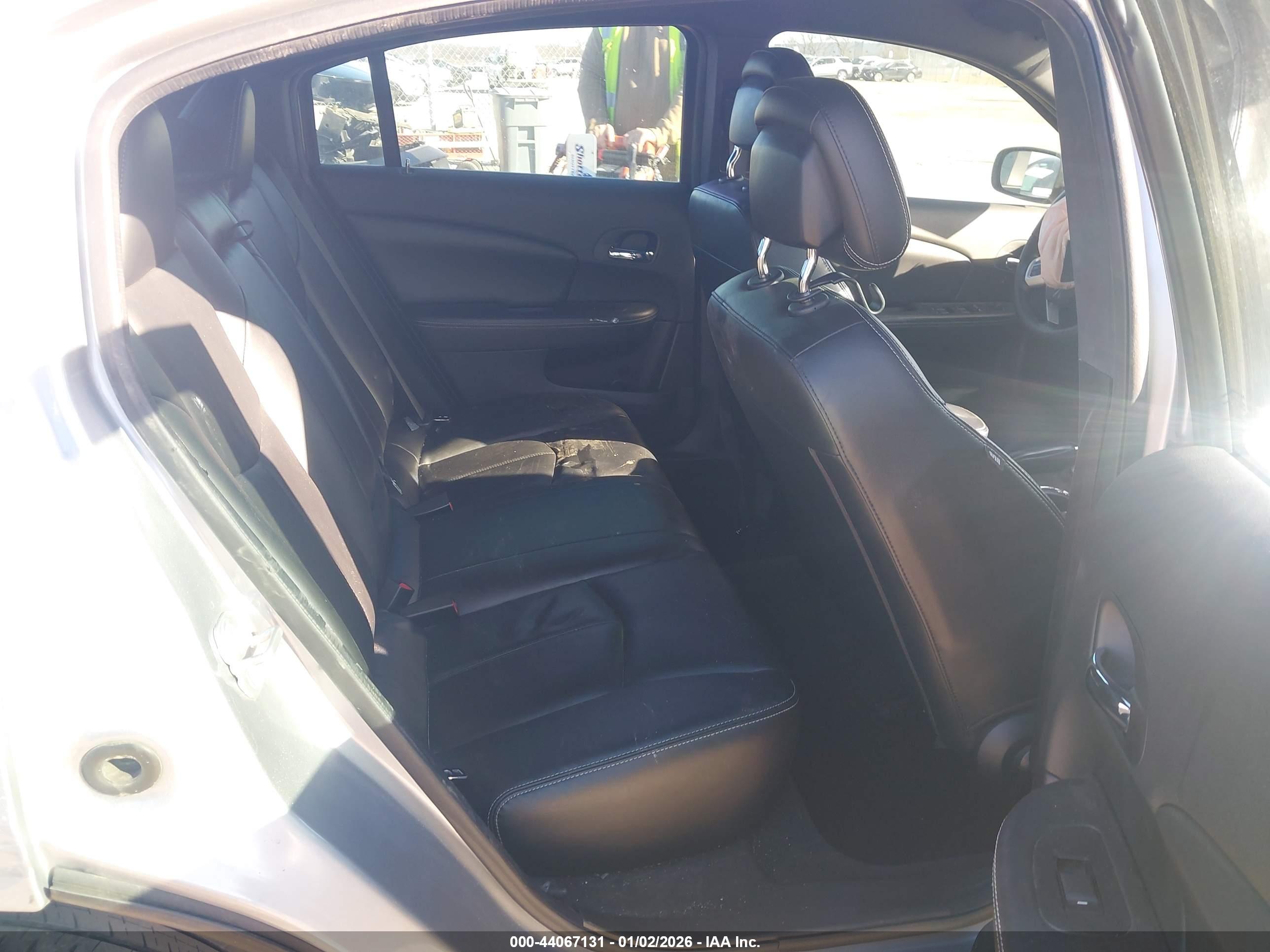 CHRYSLER 200 image 8