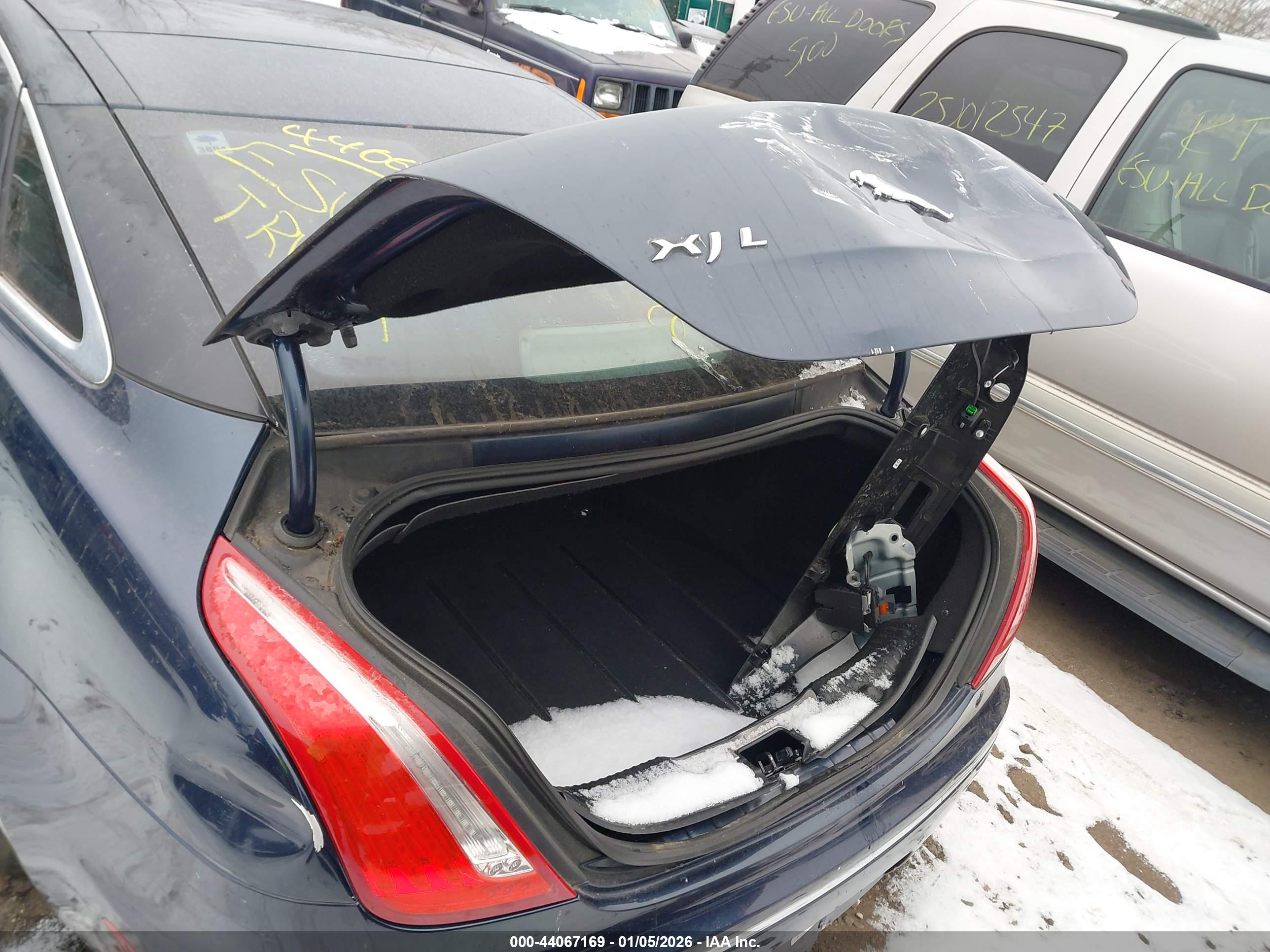 JAGUAR XJ image 6