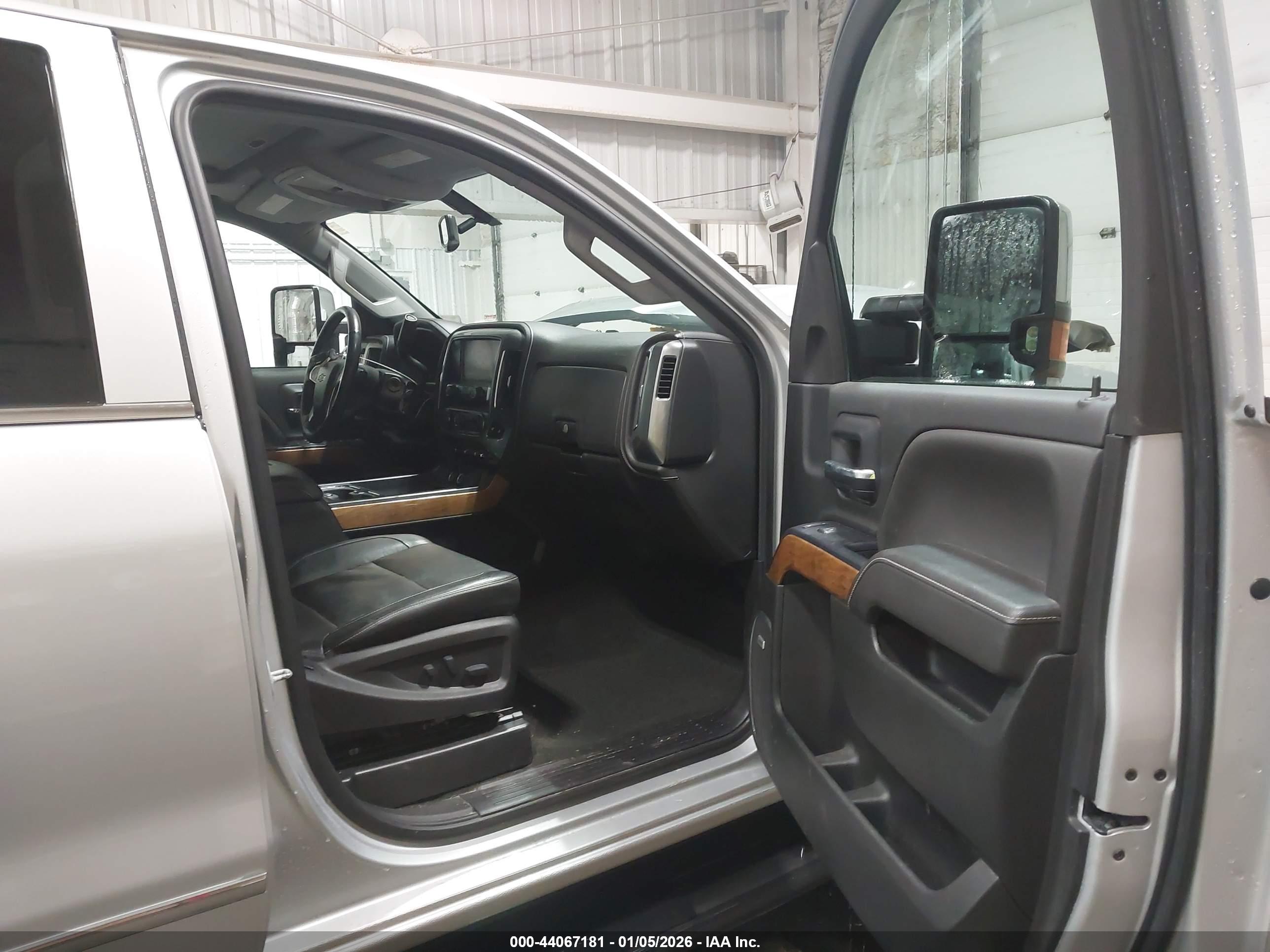 CHEVROLET SILVERADO image 5