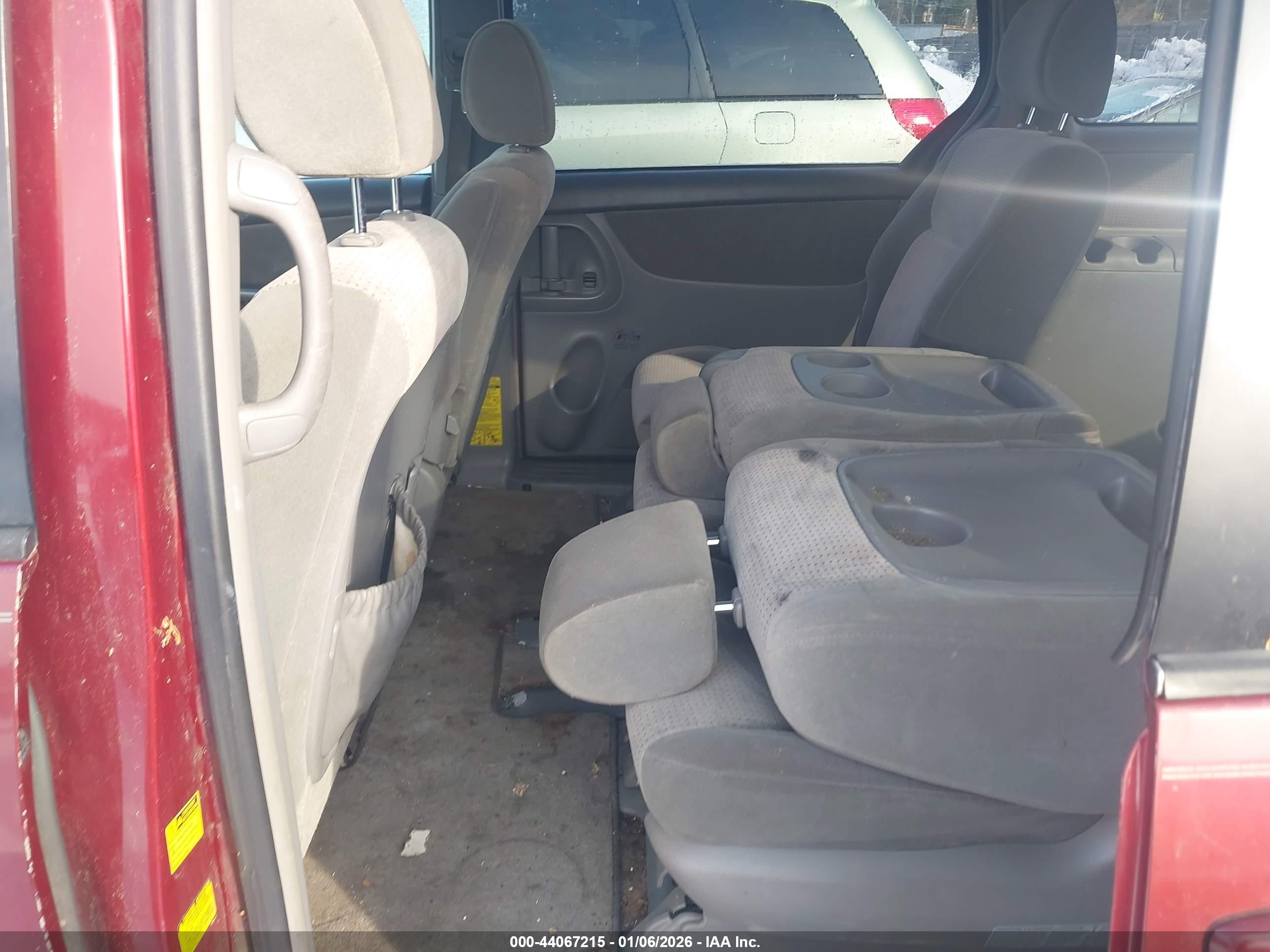 TOYOTA SIENNA image 8