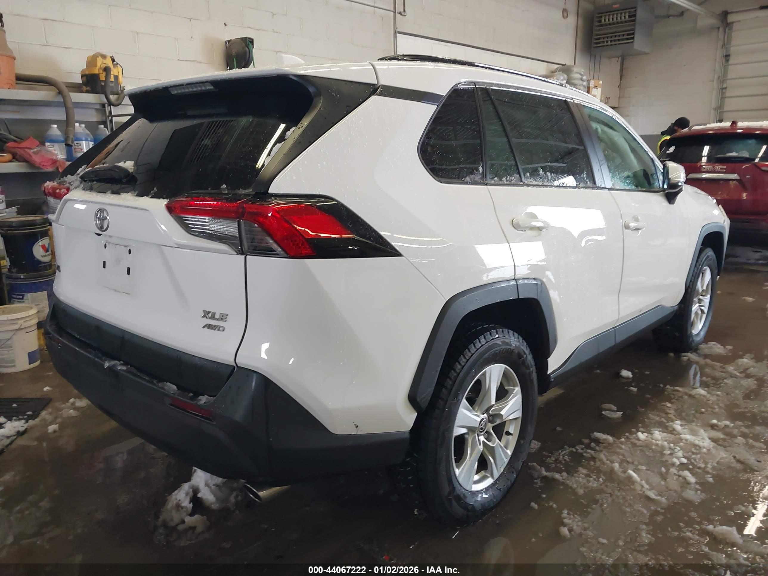 TOYOTA RAV4 image 4