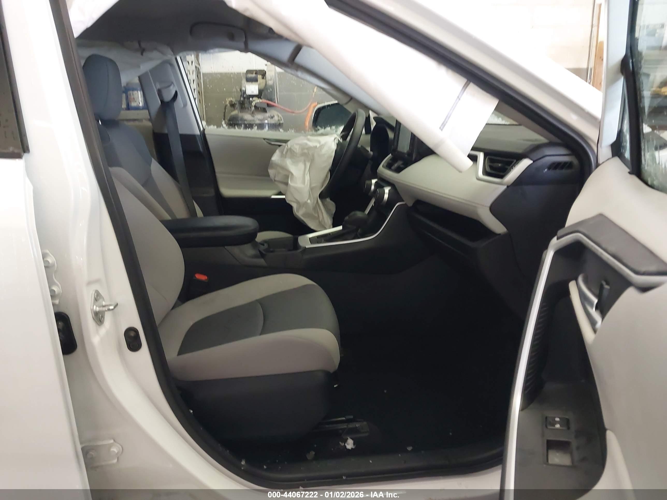TOYOTA RAV4 image 5