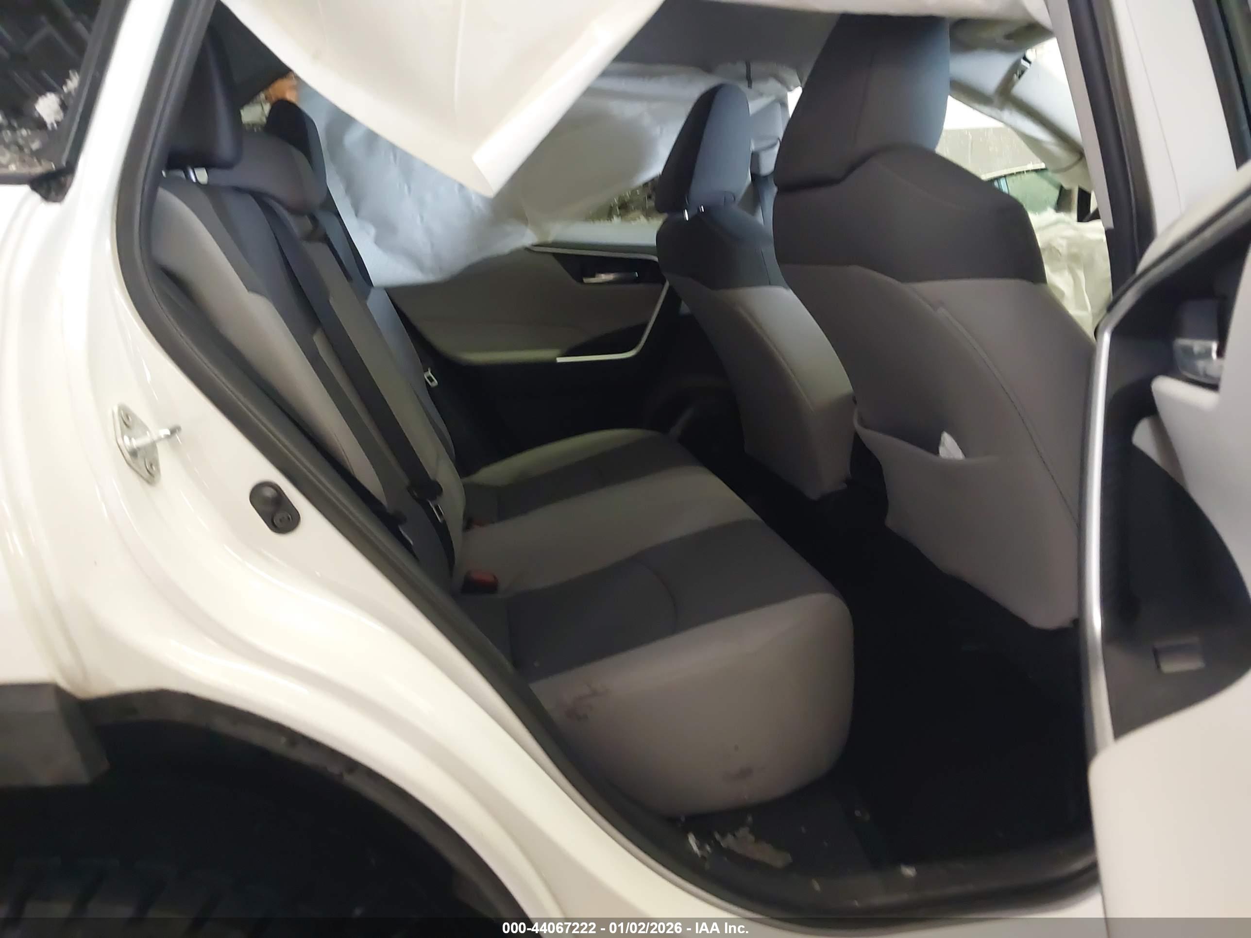 TOYOTA RAV4 image 8