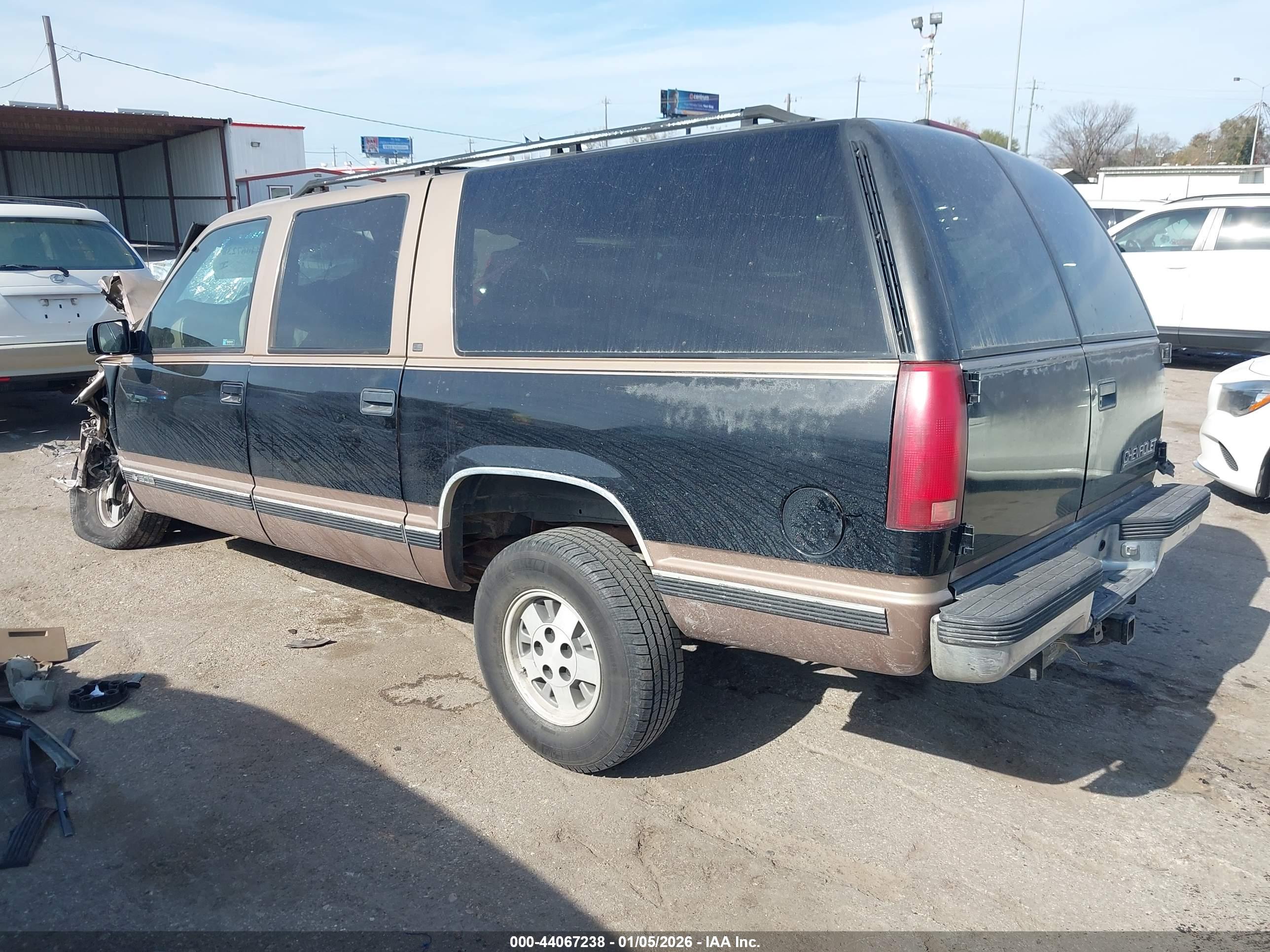 CHEVROLET SUBURBAN image 3