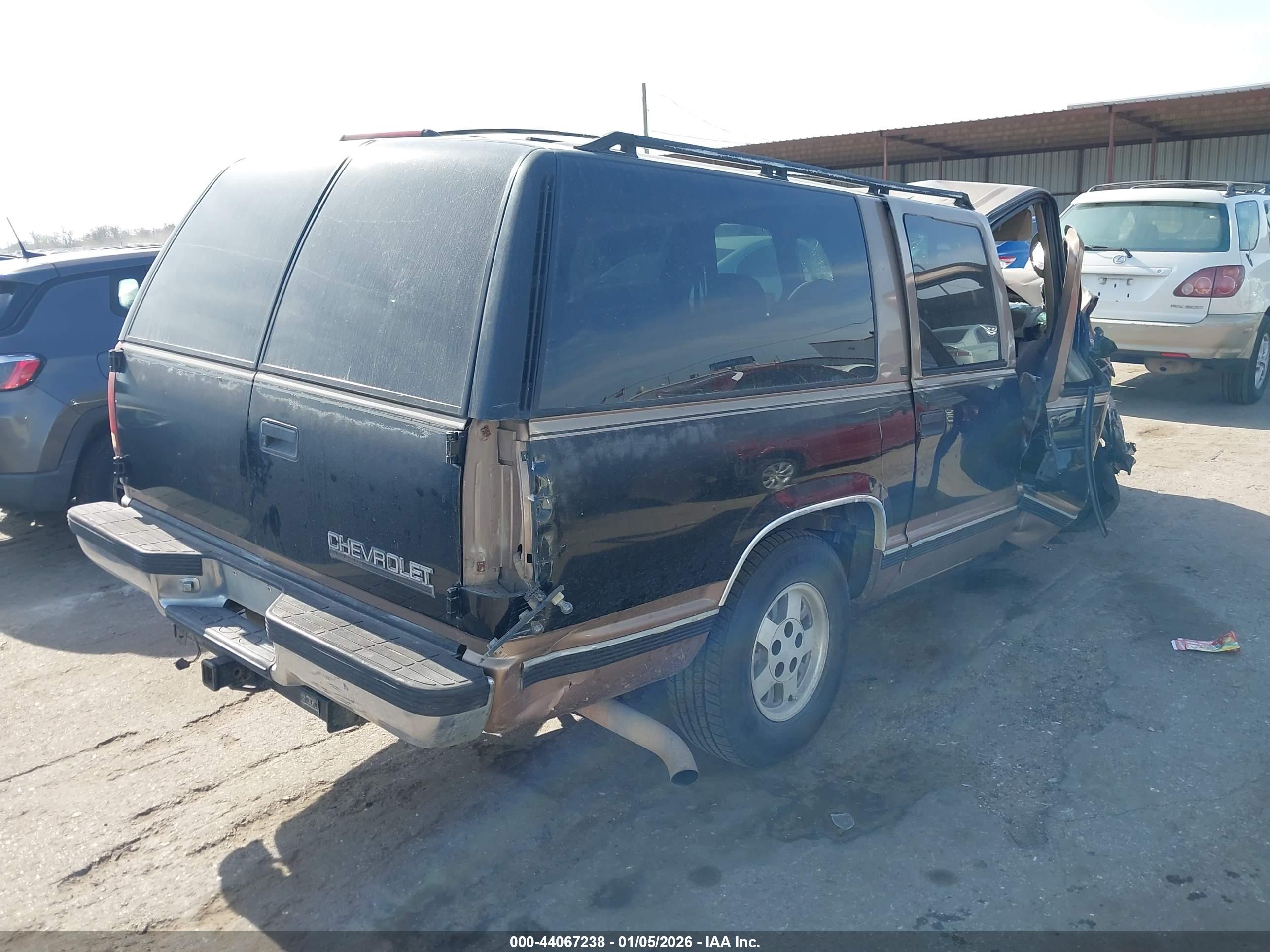 CHEVROLET SUBURBAN image 4