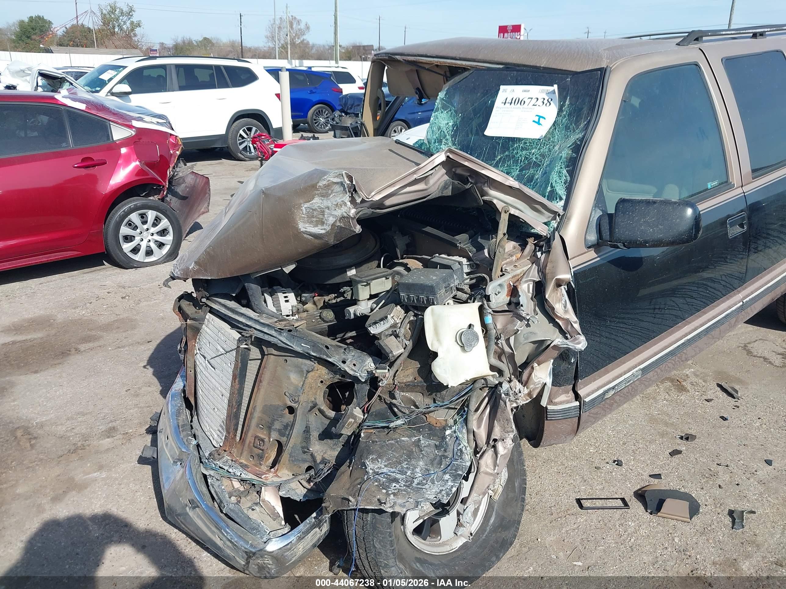 CHEVROLET SUBURBAN image 6