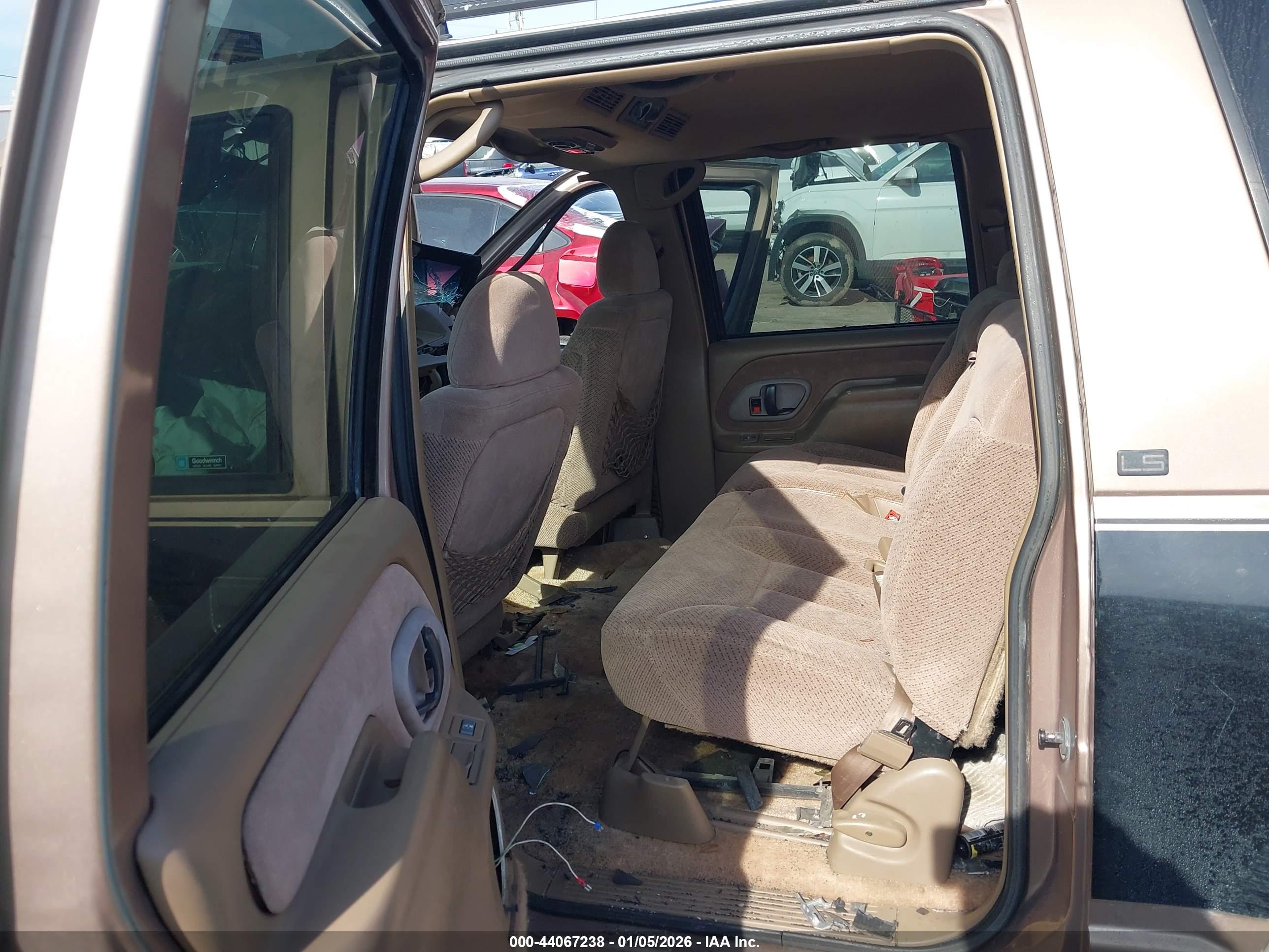 CHEVROLET SUBURBAN image 8