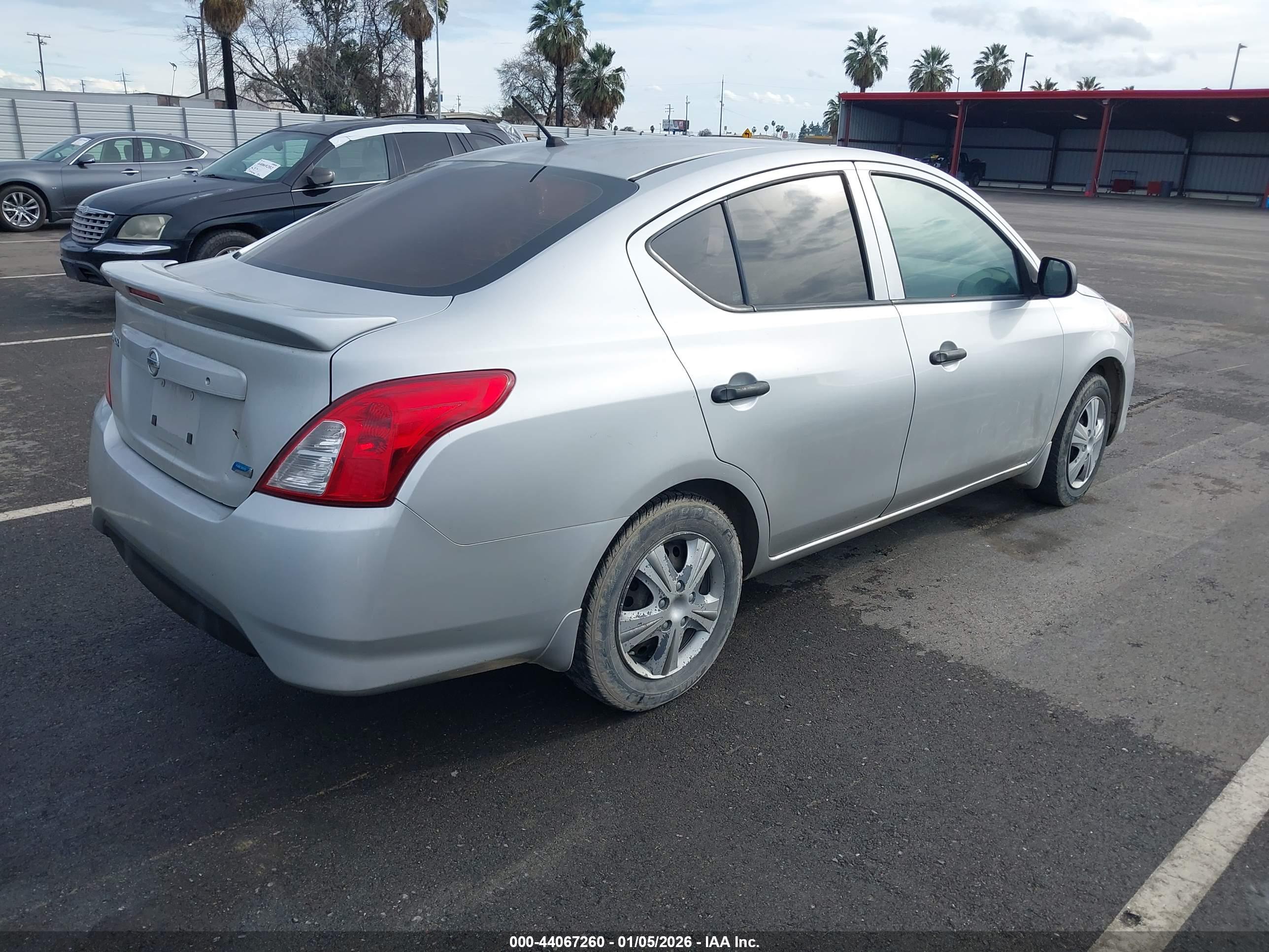NISSAN VERSA image 4