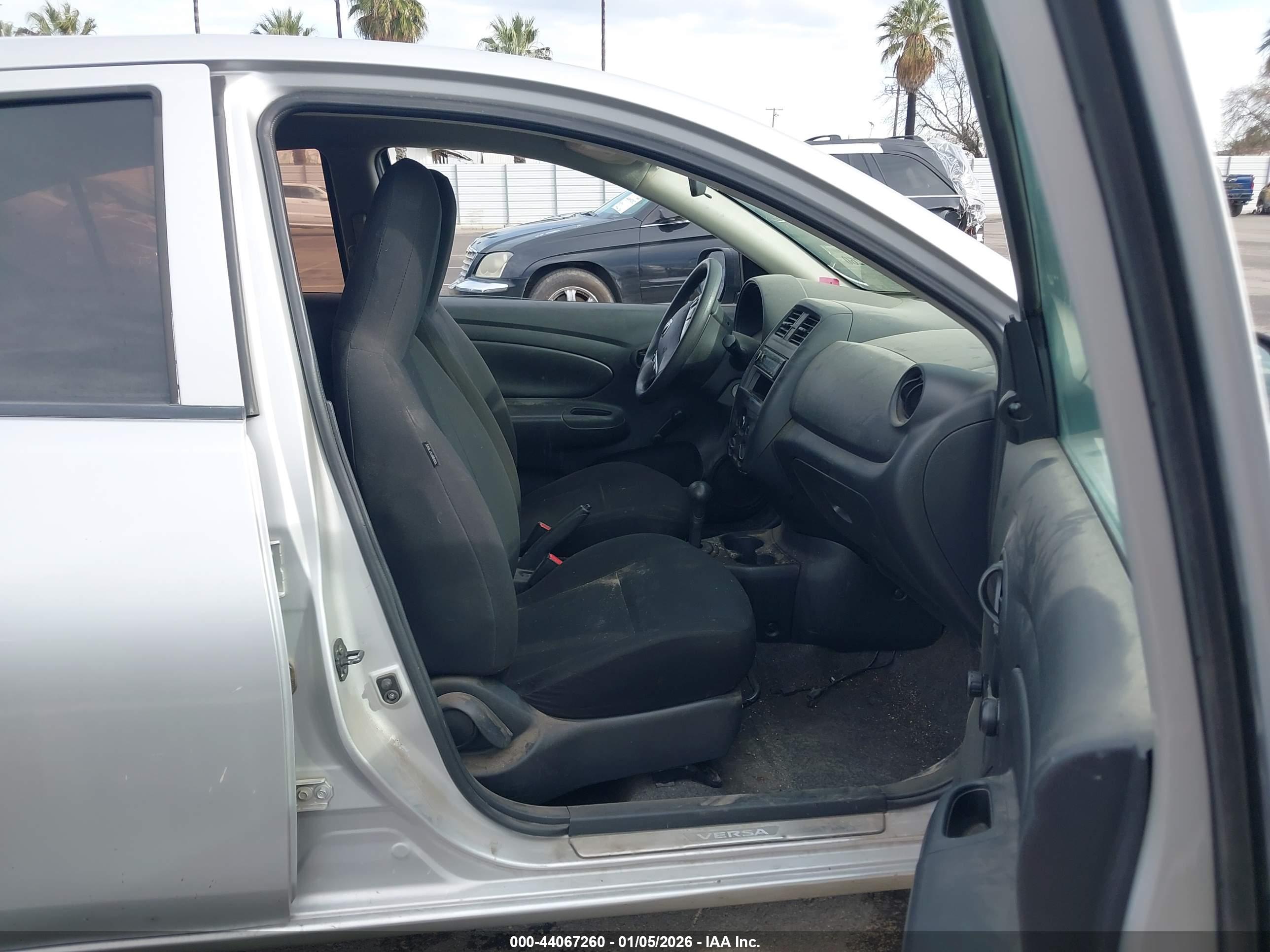NISSAN VERSA image 5