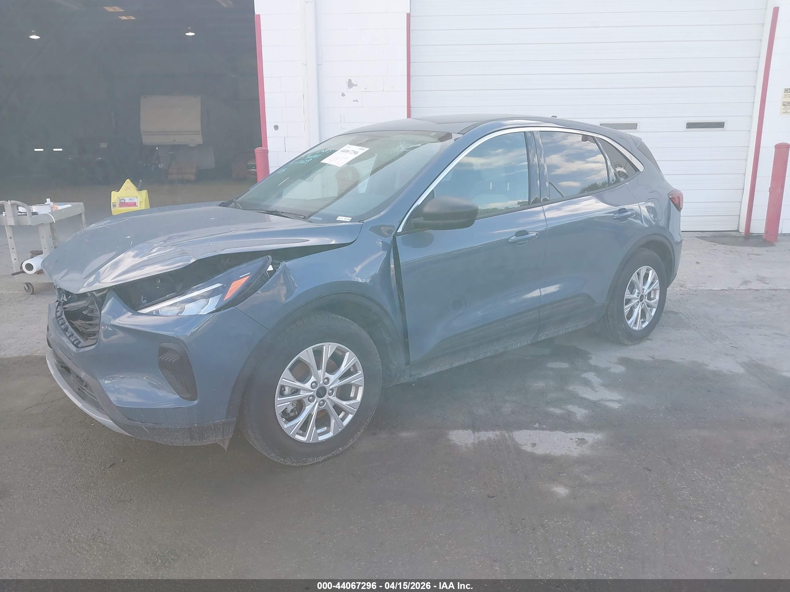 FORD ESCAPE image 2