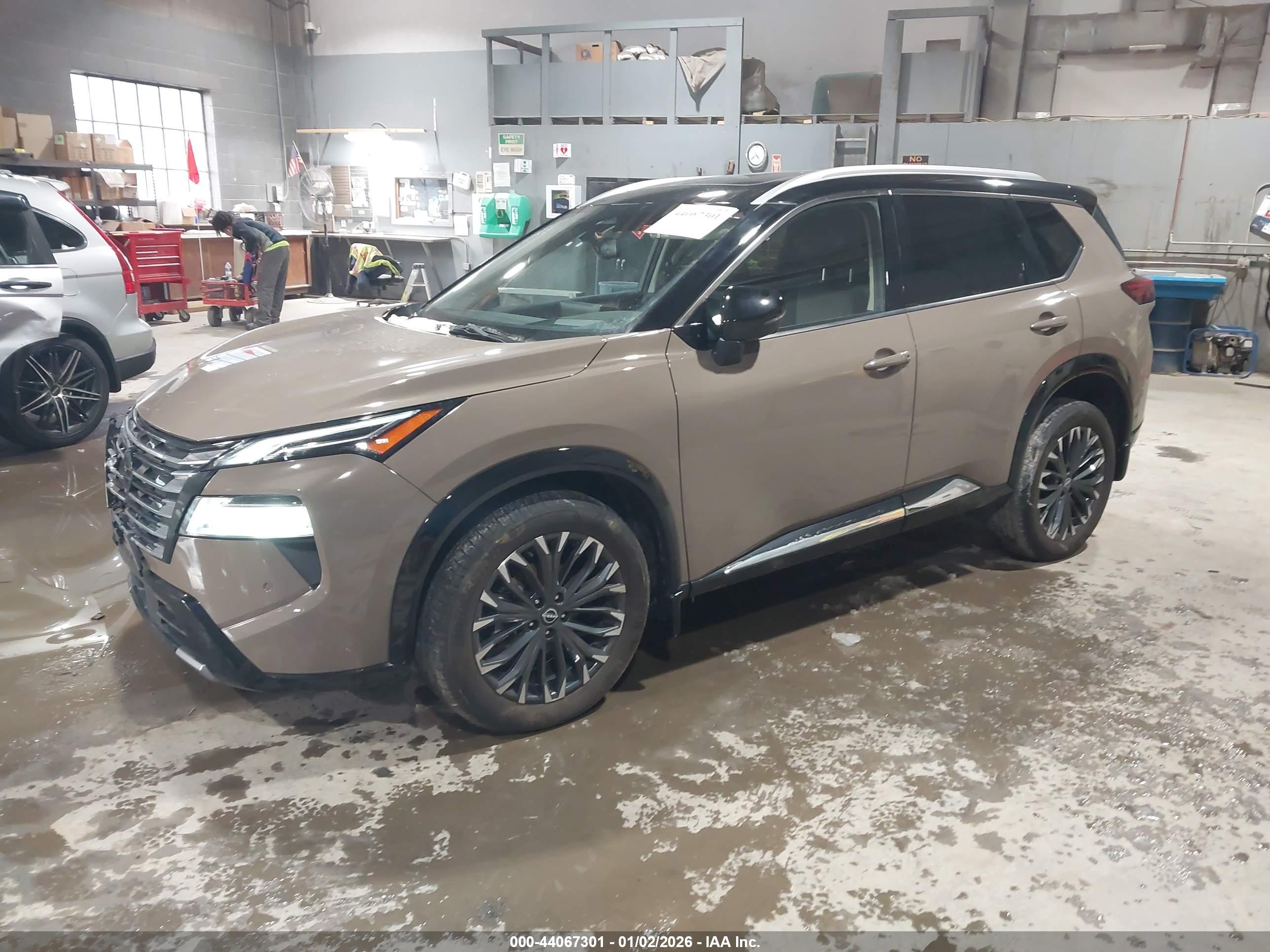 NISSAN ROGUE image 2