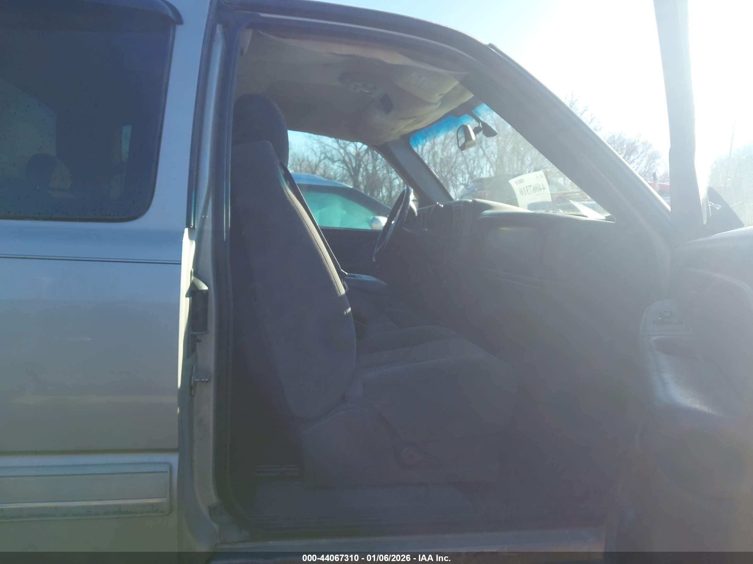 CHEVROLET SILVERADO image 5