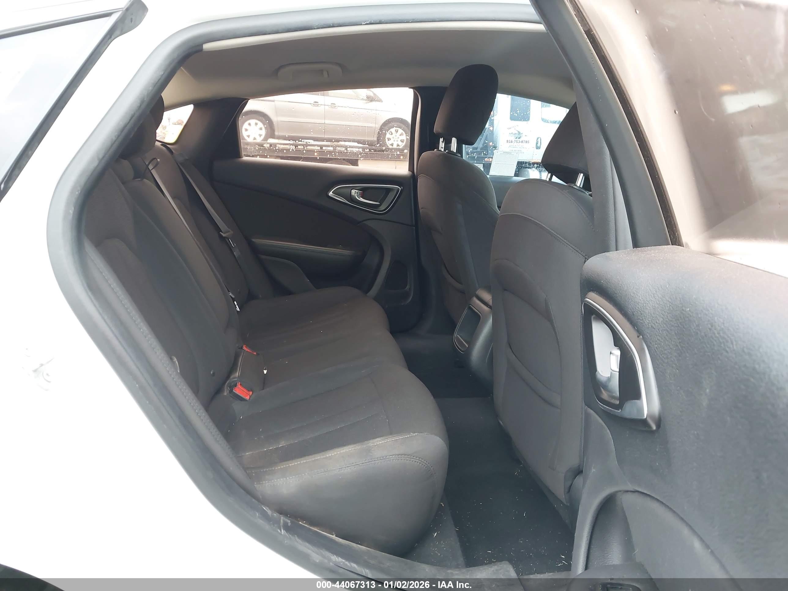 CHRYSLER 200 image 8