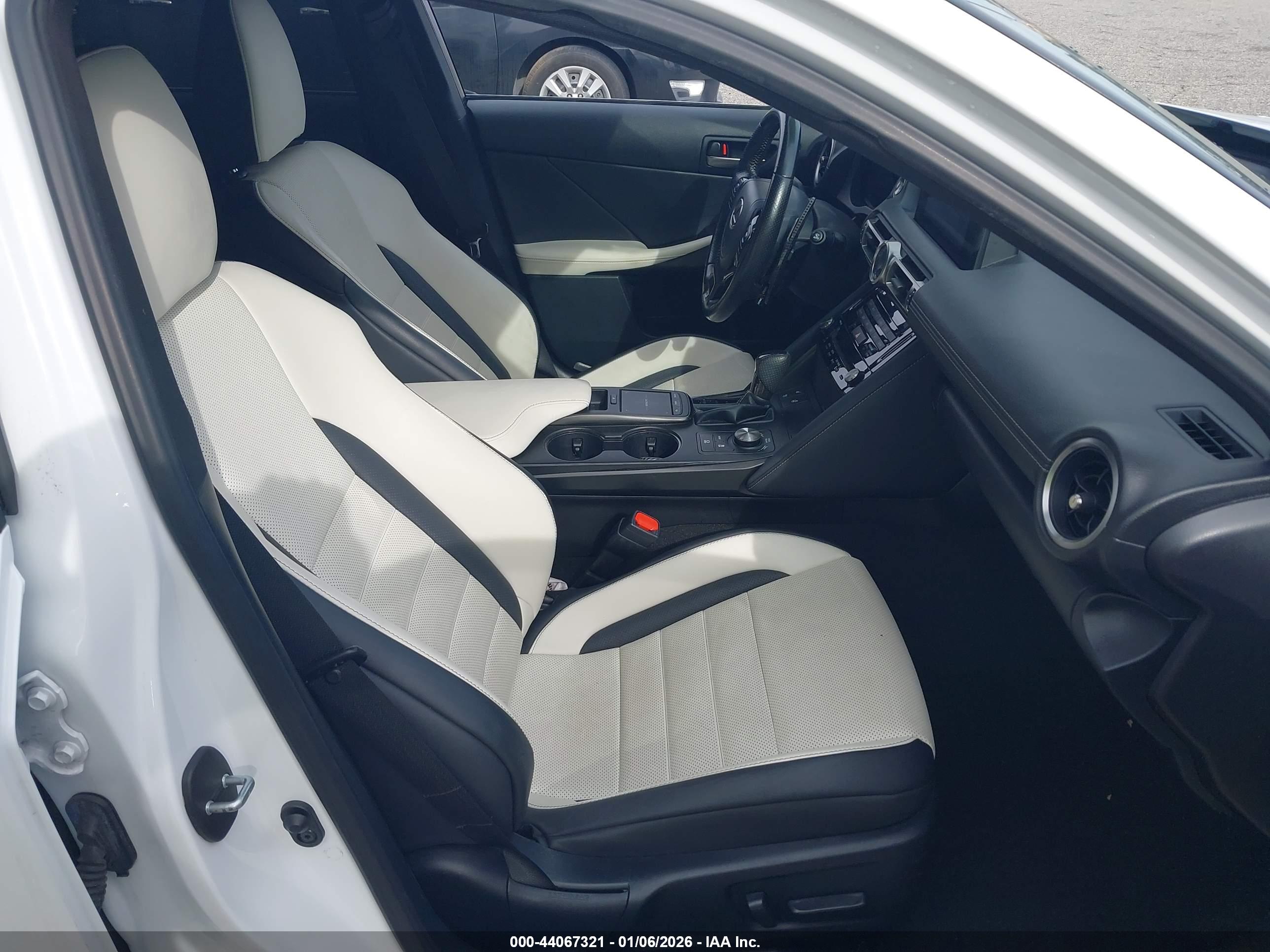 LEXUS IS image 5
