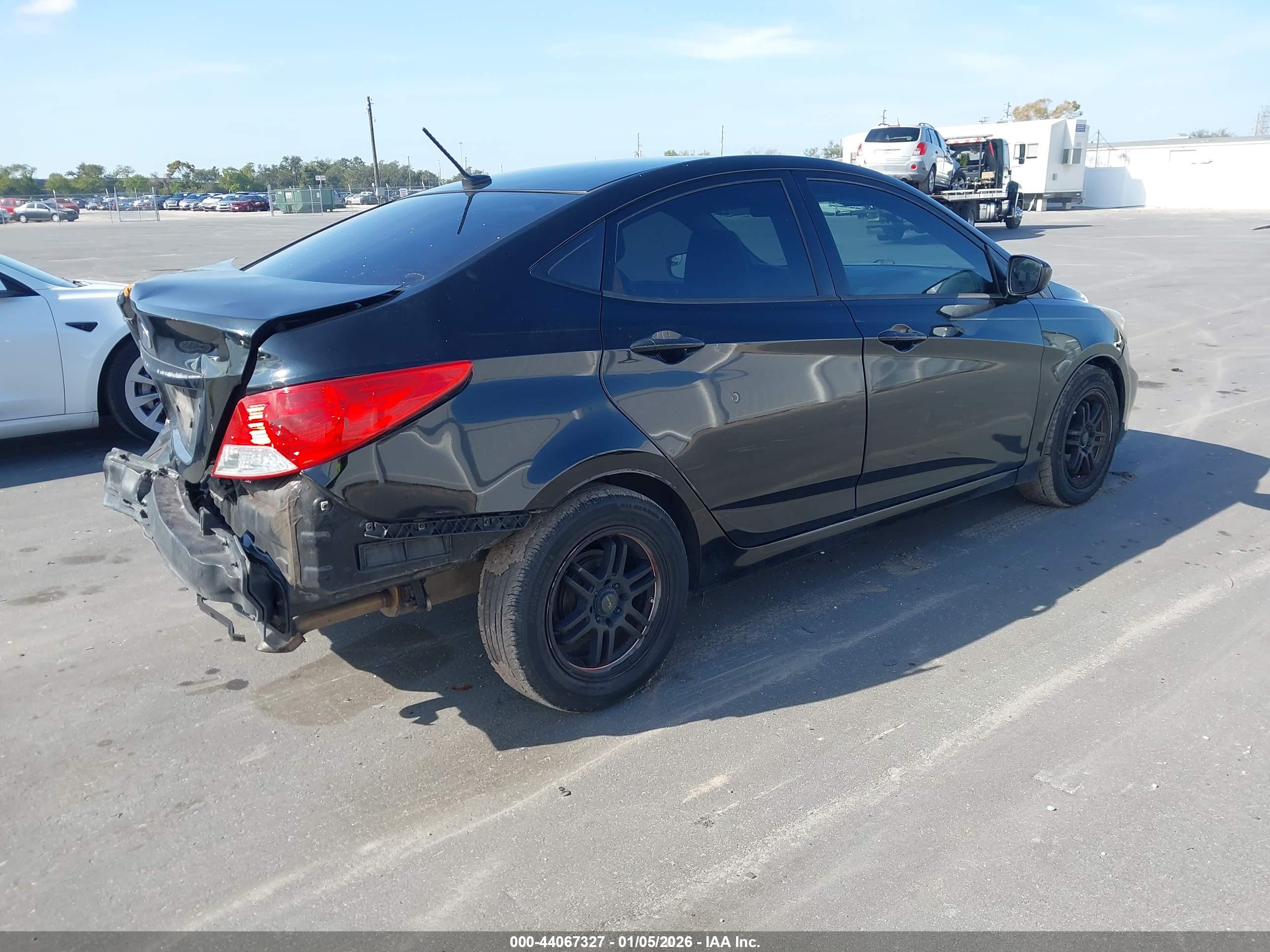 HYUNDAI ACCENT image 4