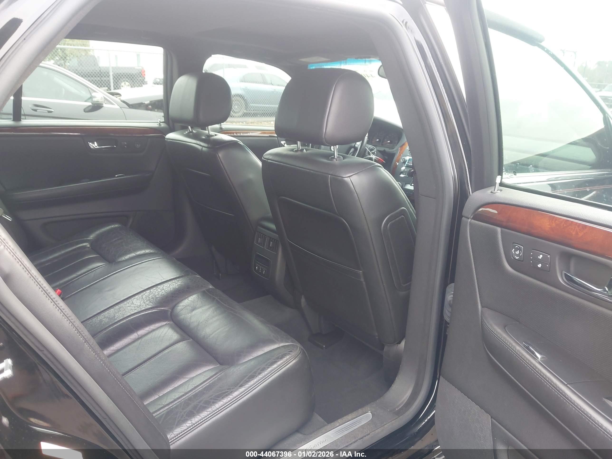 CADILLAC DTS image 8