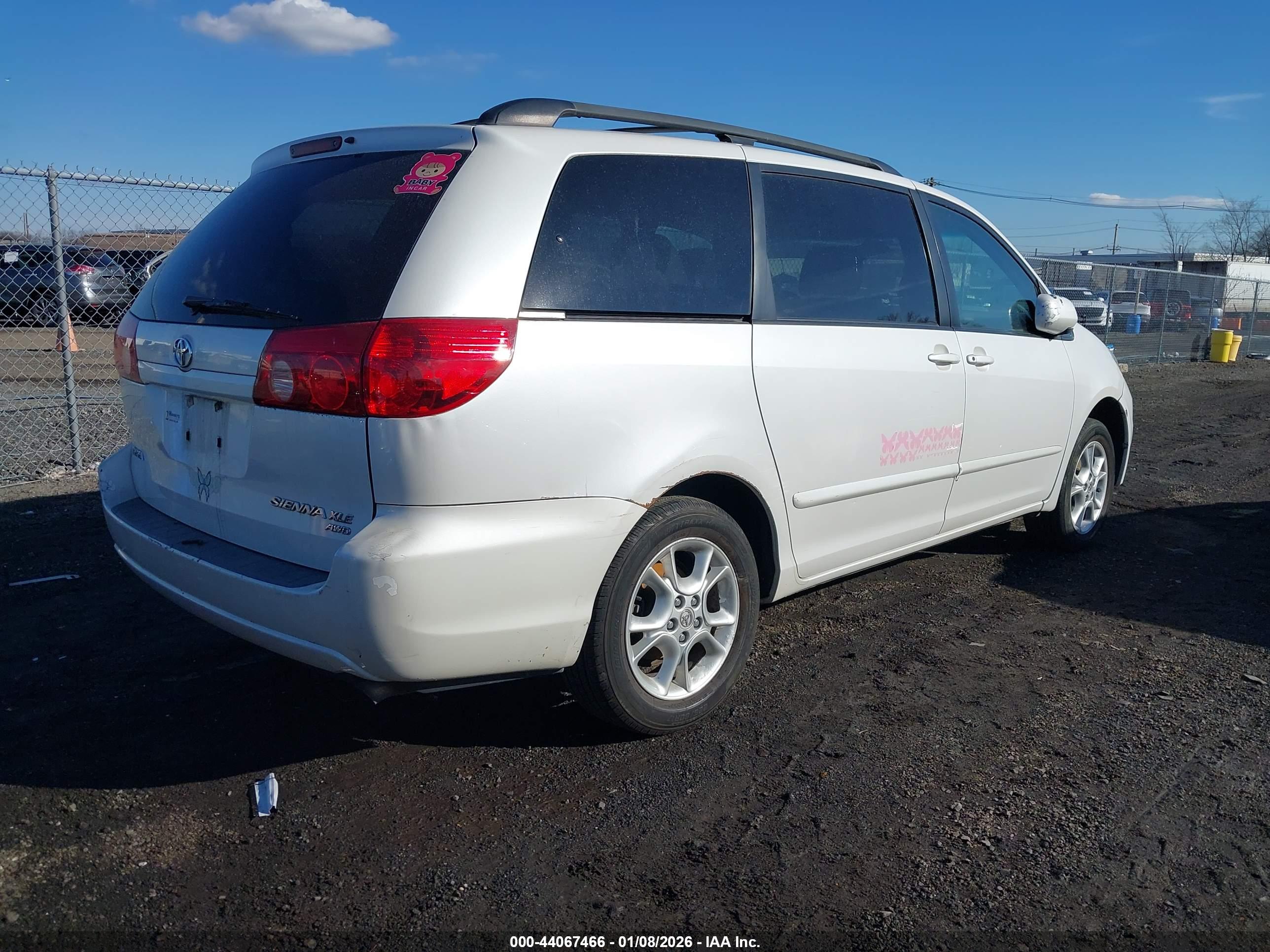 TOYOTA SIENNA image 4