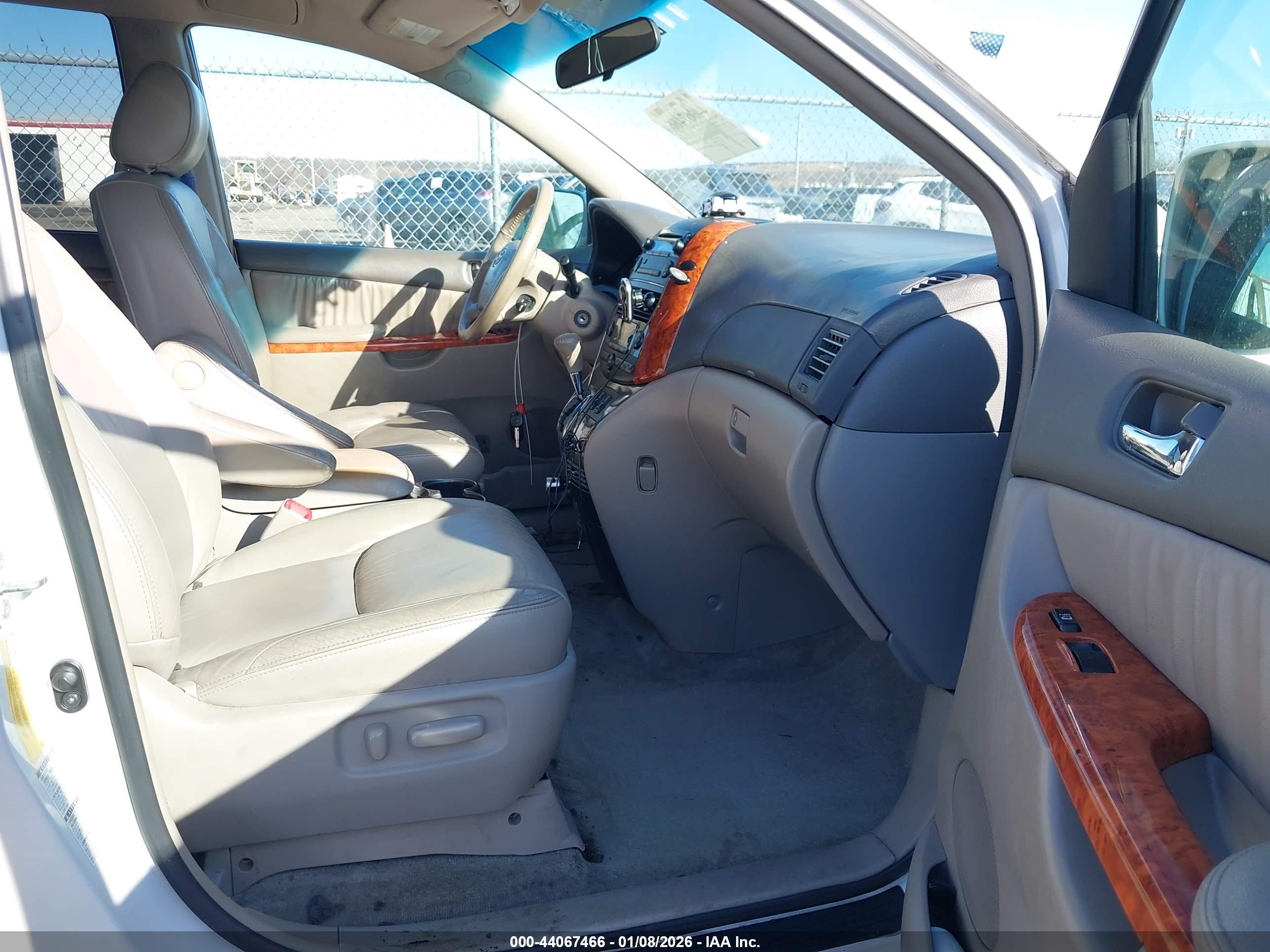 TOYOTA SIENNA image 5
