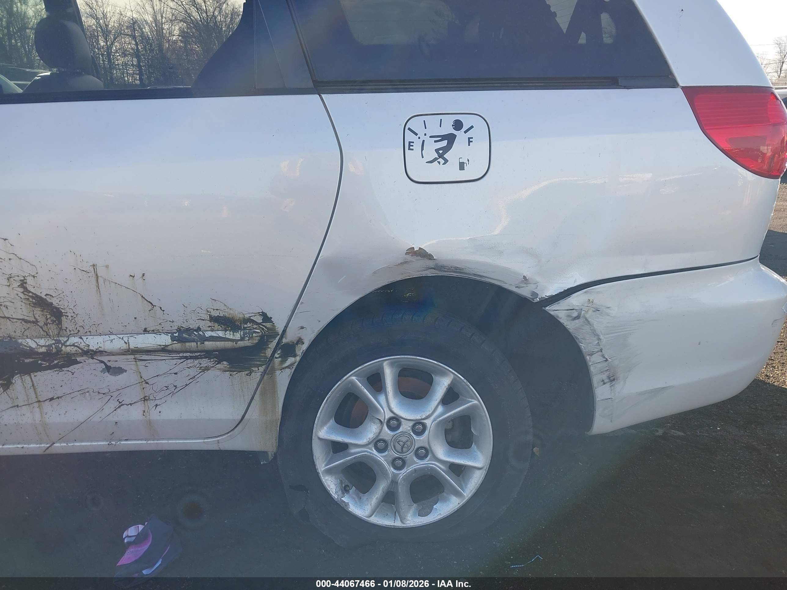 TOYOTA SIENNA image 6