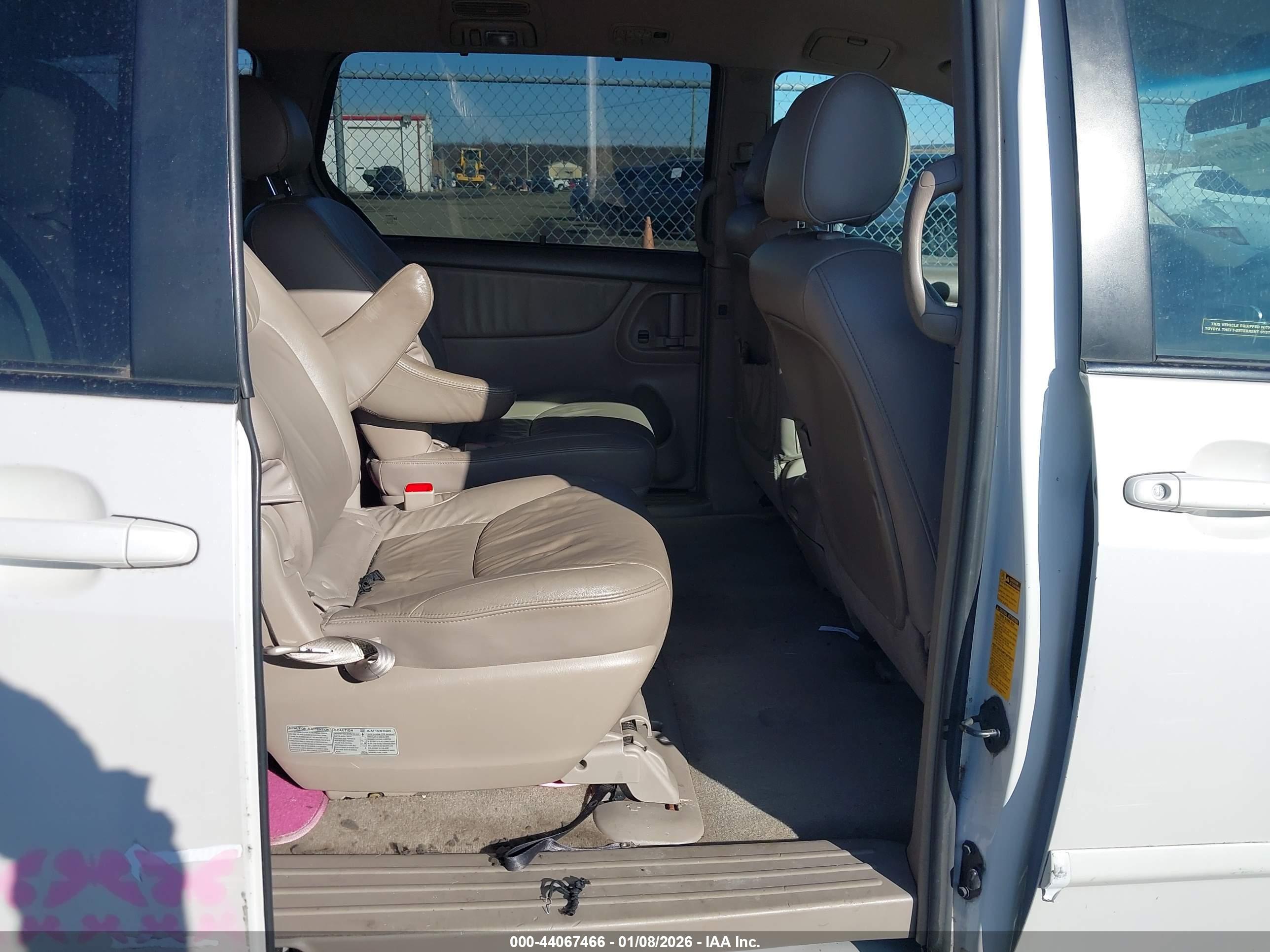 TOYOTA SIENNA image 8