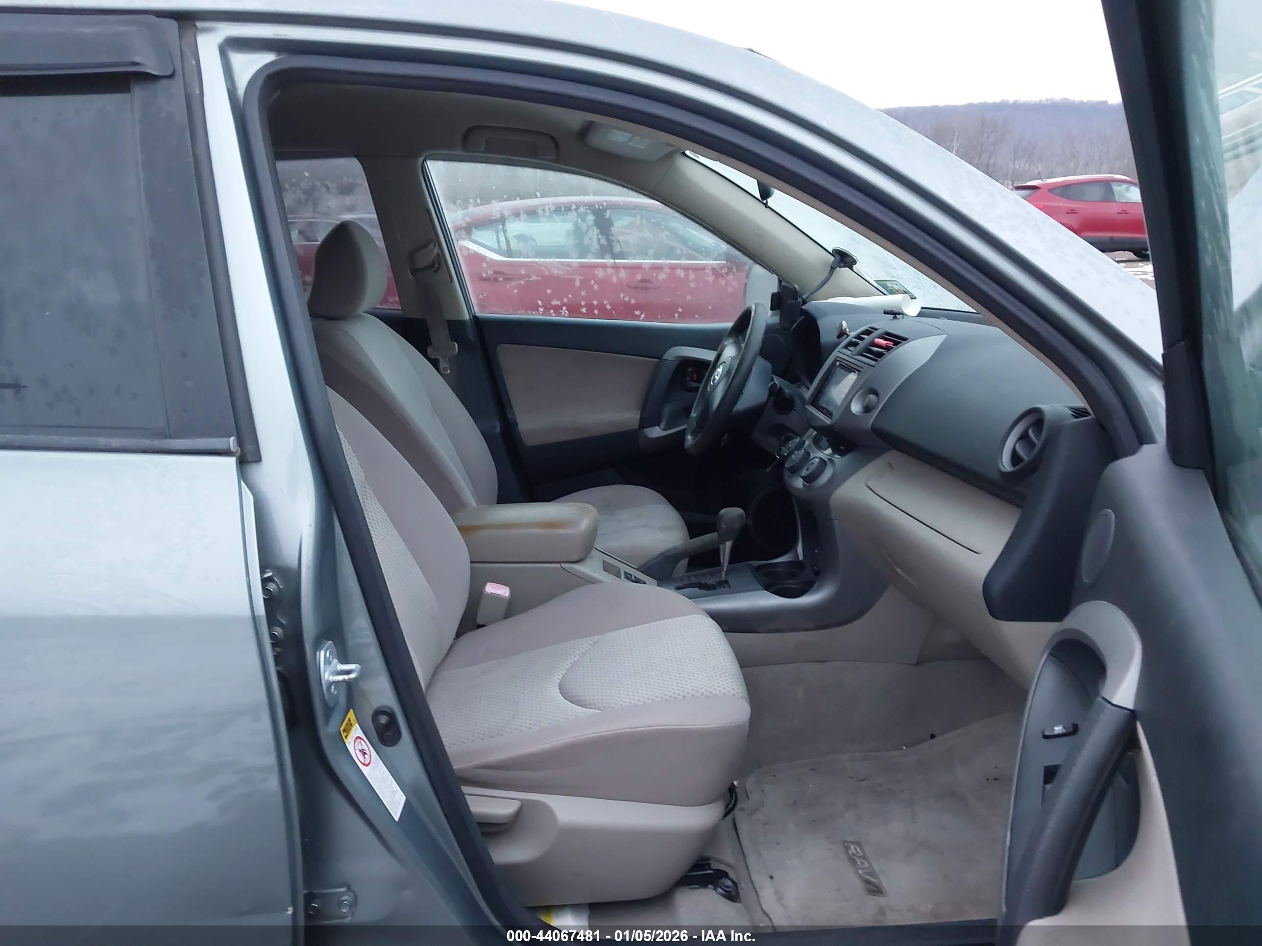 TOYOTA RAV4 image 5