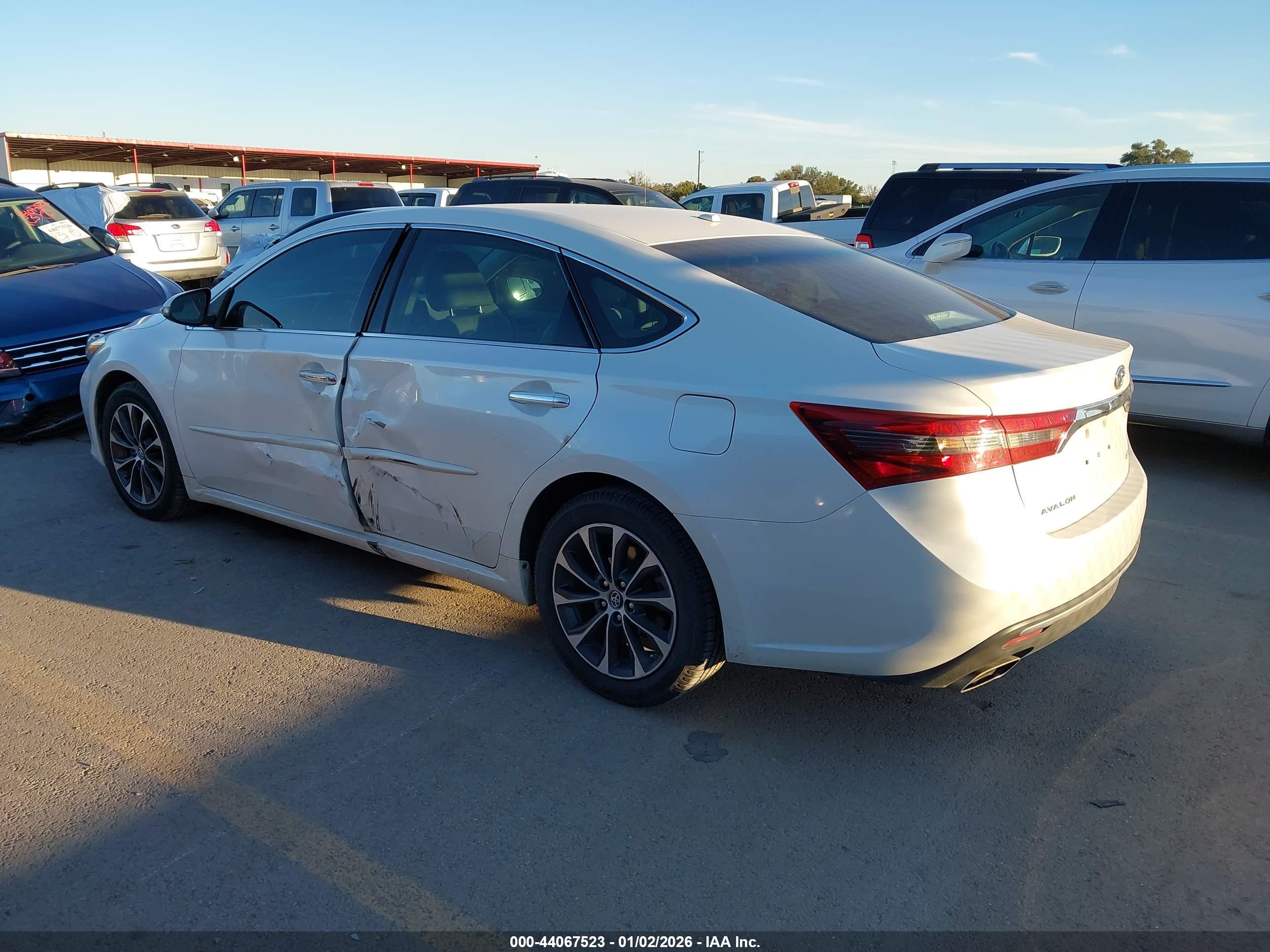TOYOTA AVALON image 3