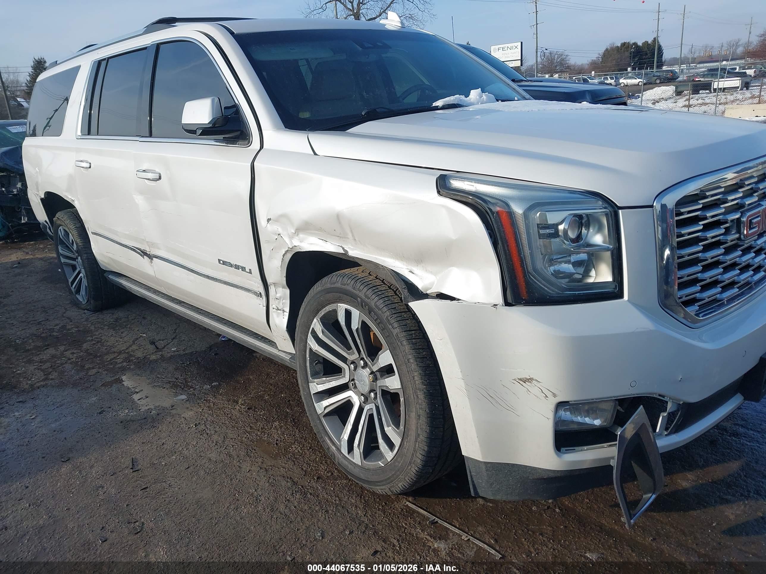 GMC YUKON image 6