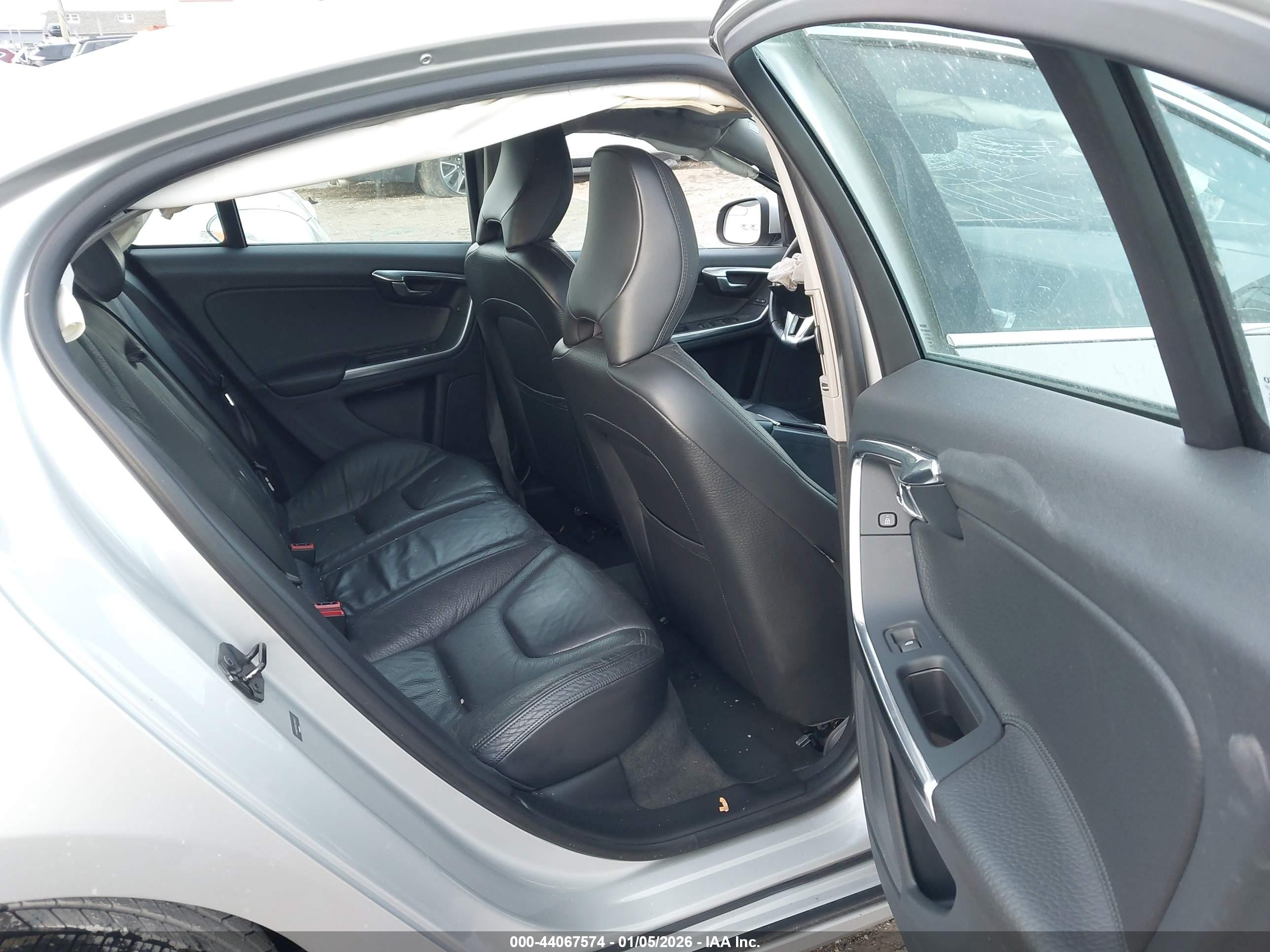 VOLVO S60 image 8