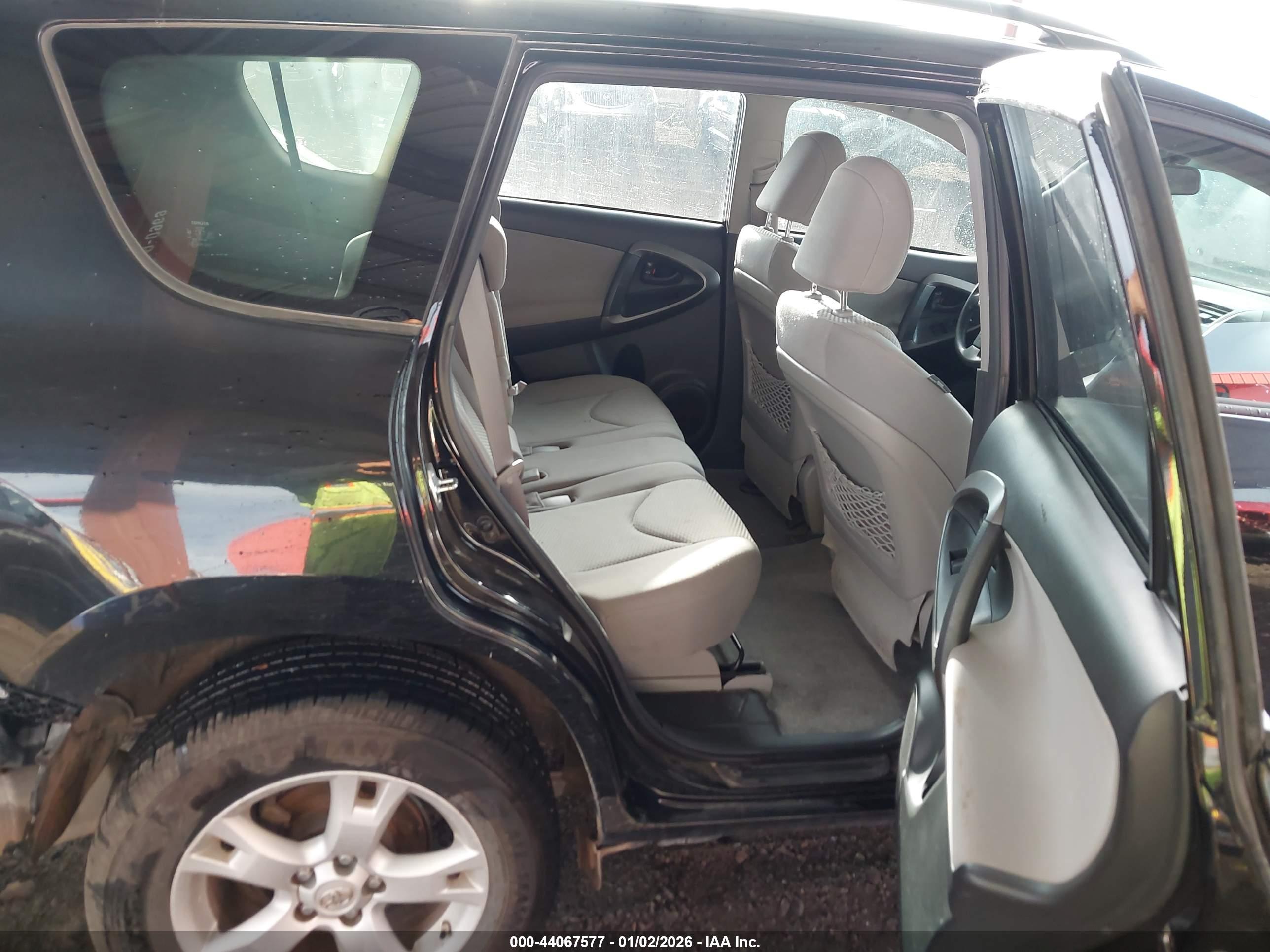 TOYOTA RAV4 image 8